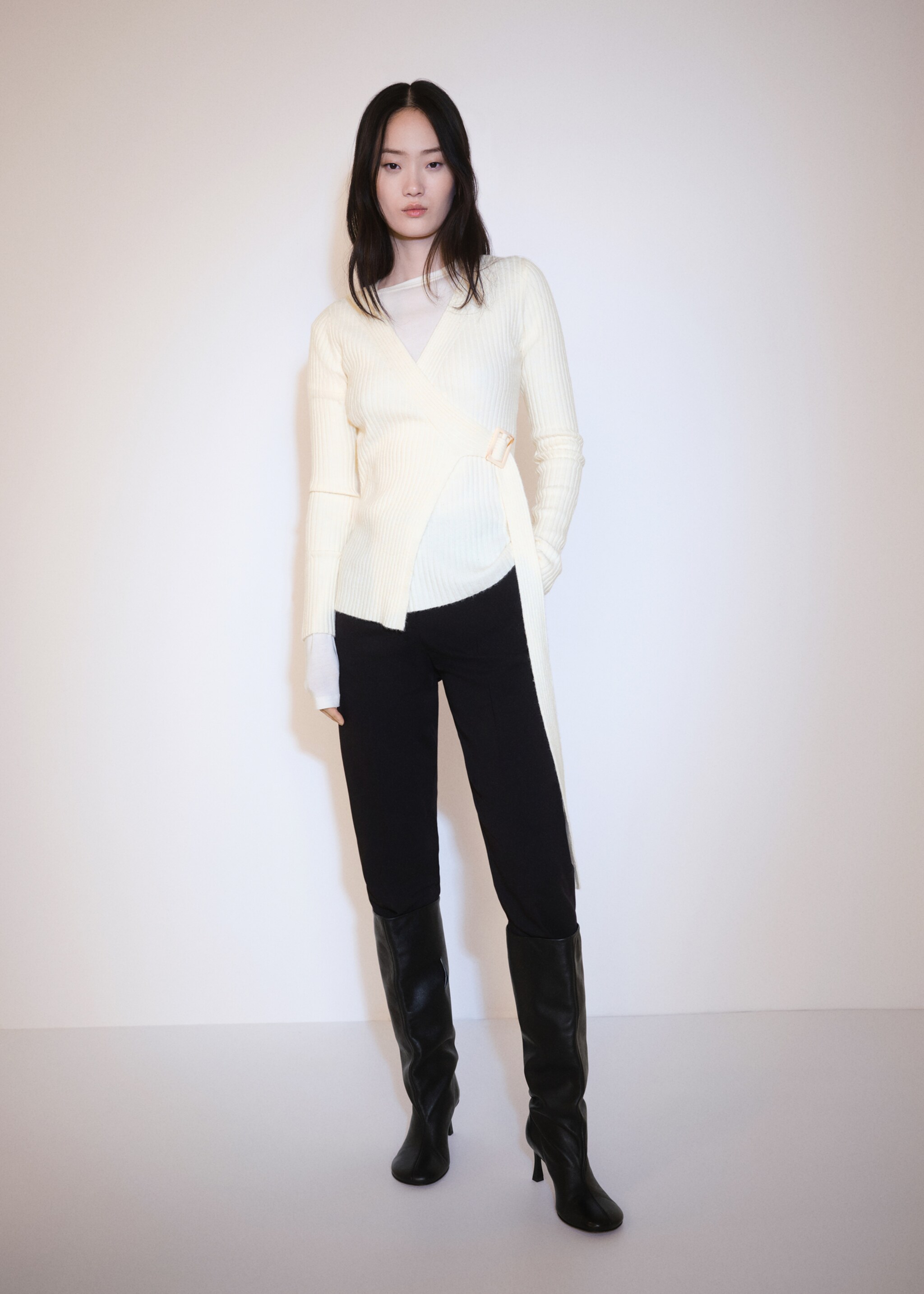 Ribbed cardigan with buckle - Details of the article 2, Ecru. Ref: 77097658-00.
