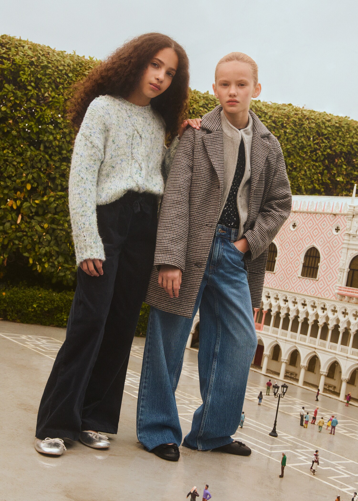 Corduroy trousers with elastic waist - Details of the article 6