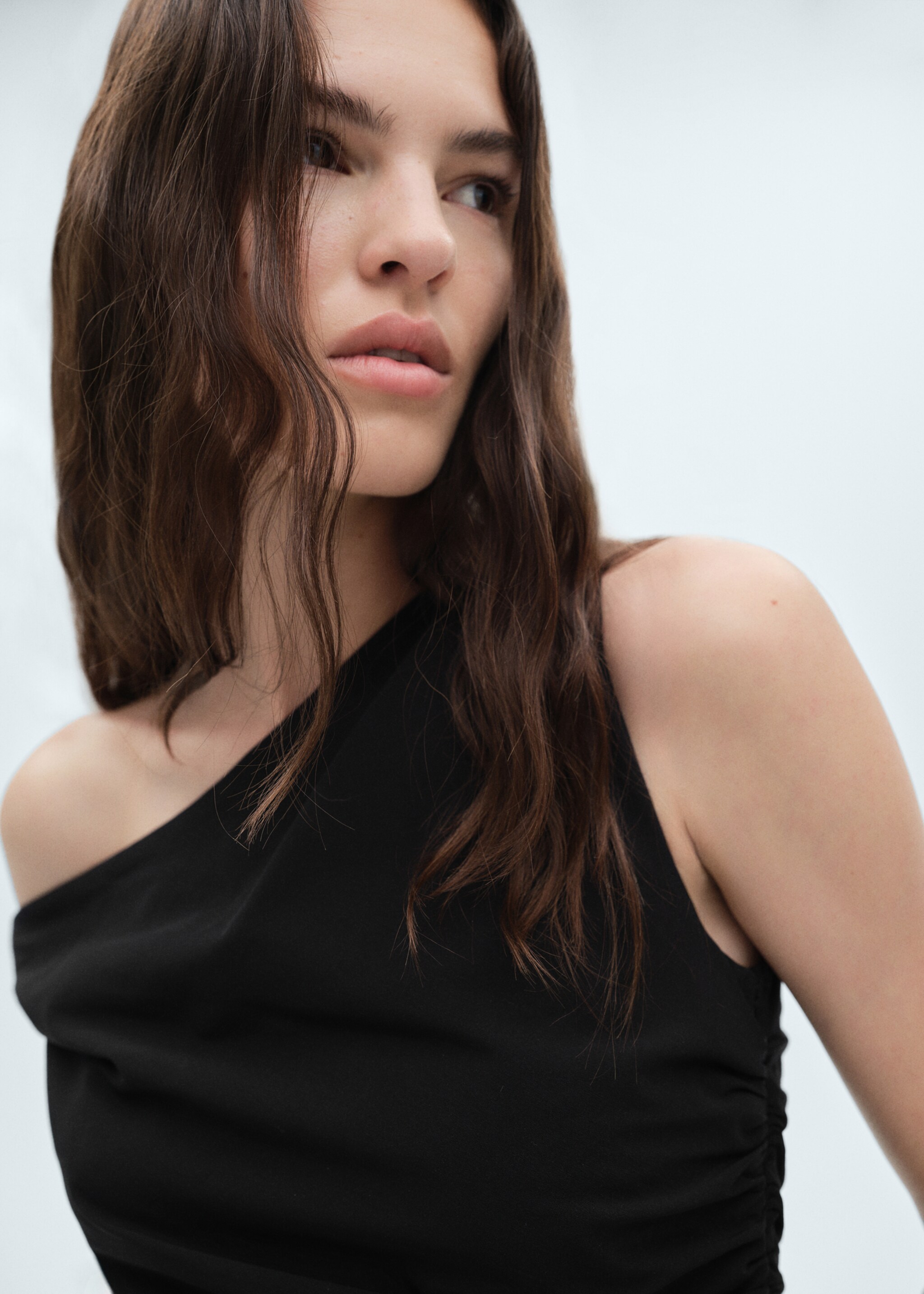 Asymmetrical dress with gathered details - Details of the article 1, Black. Ref: 77097689-00.