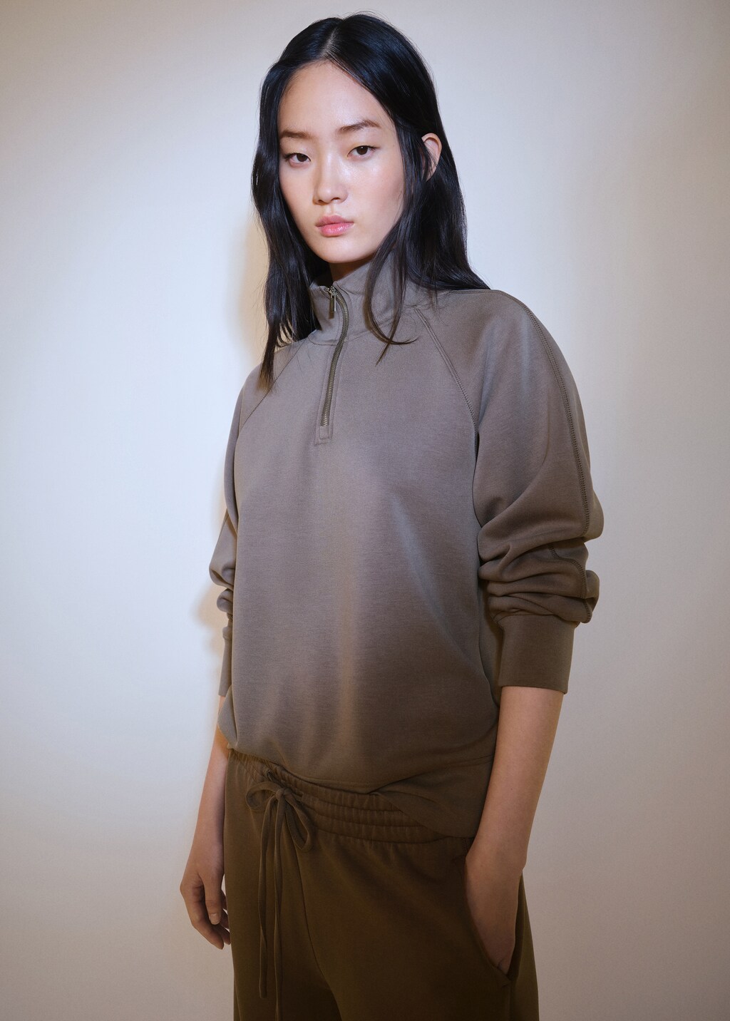 m.u CLASSY RAGLAN SWEAT ベージュ×ブラック Turtleneck sweatshirt with zip - Women | MANGO OUTLET USA