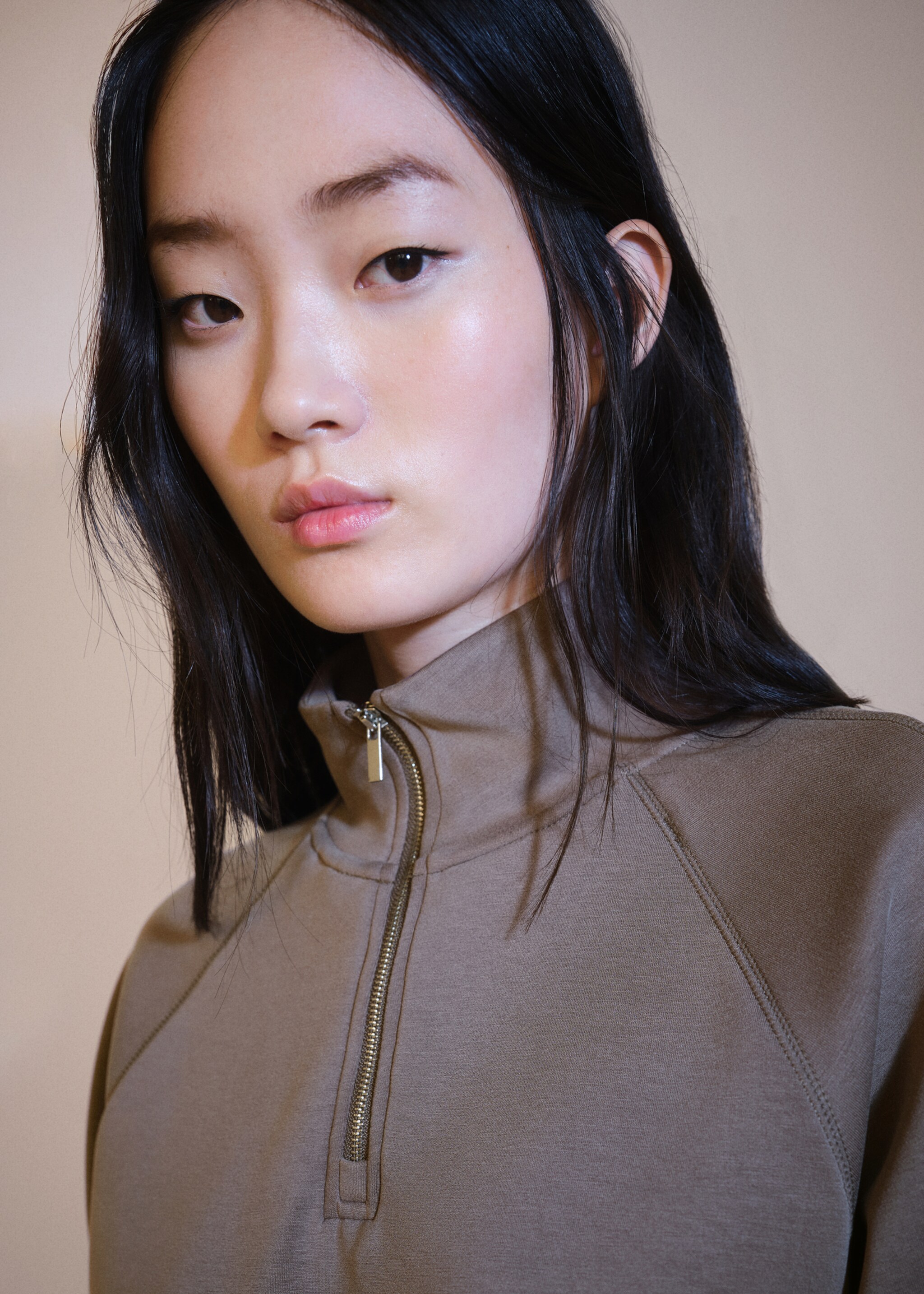 Turtleneck sweatshirt with zip - Details of the article 1, Medium Brown. Ref: 77097691-00.