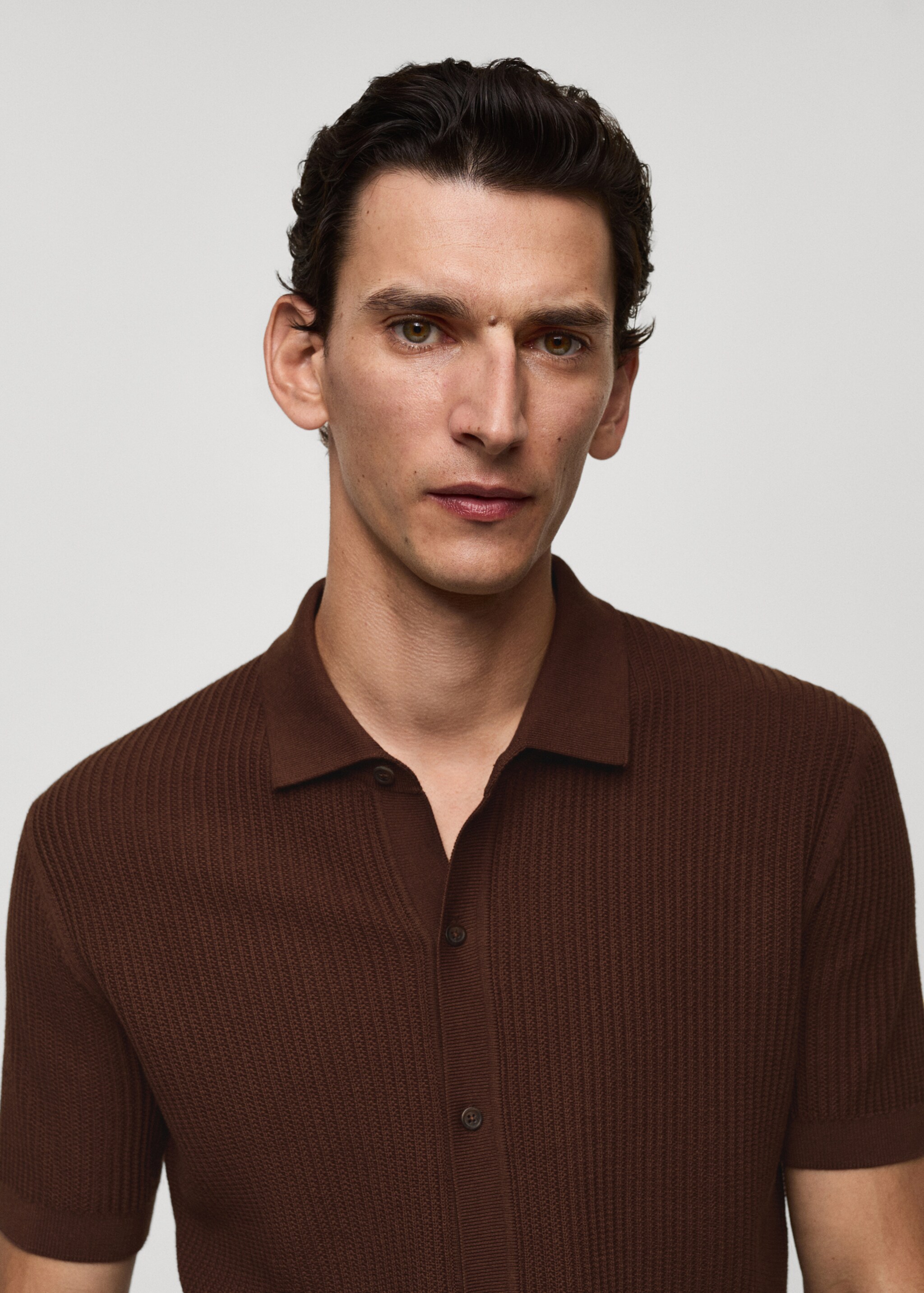 Fijngebreid geribd poloshirt met knopen - Detail van het artikel 1