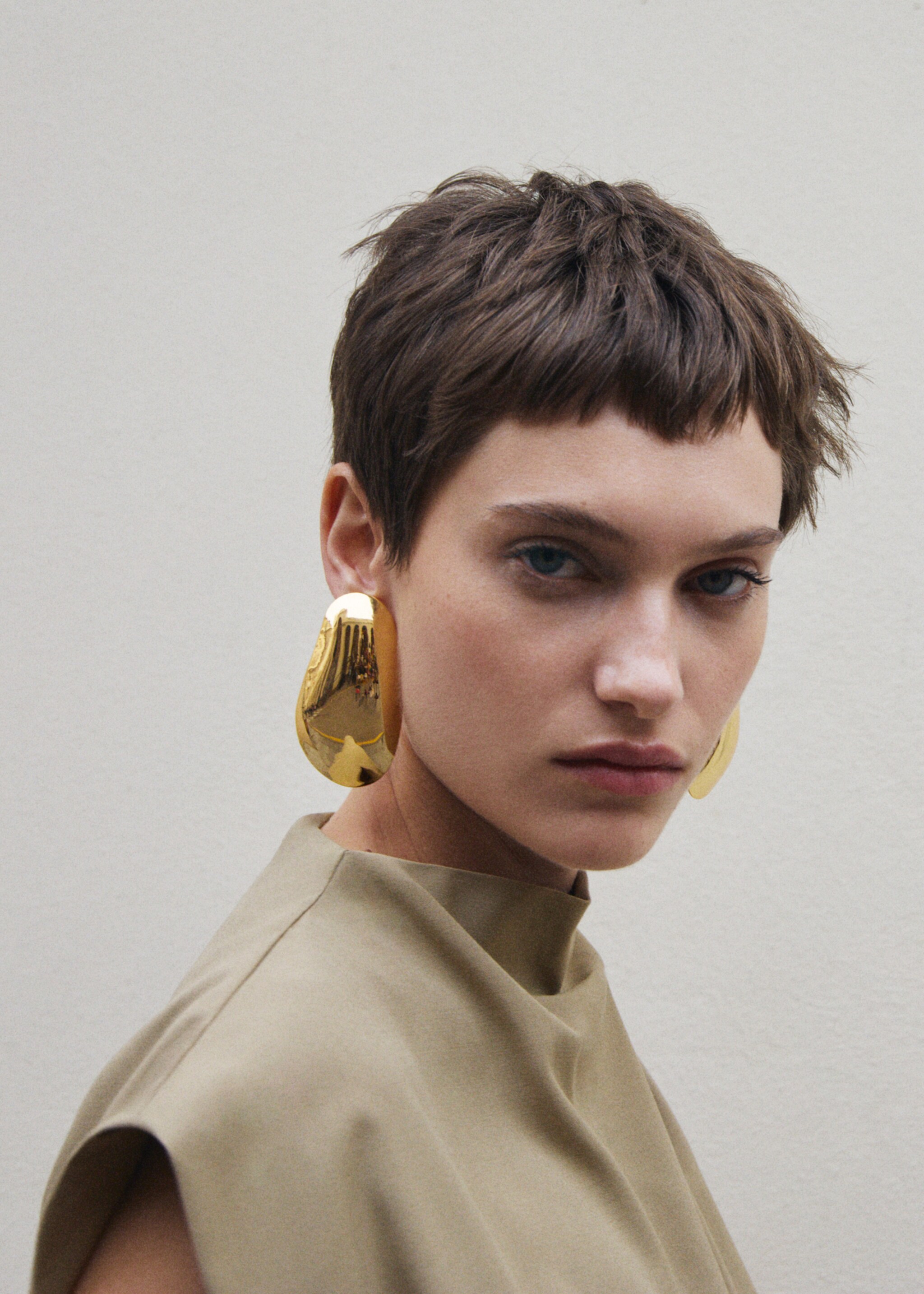 Maxi asymmetrical earrings - Details of the article 9, Gold. Ref: 77097697-00.