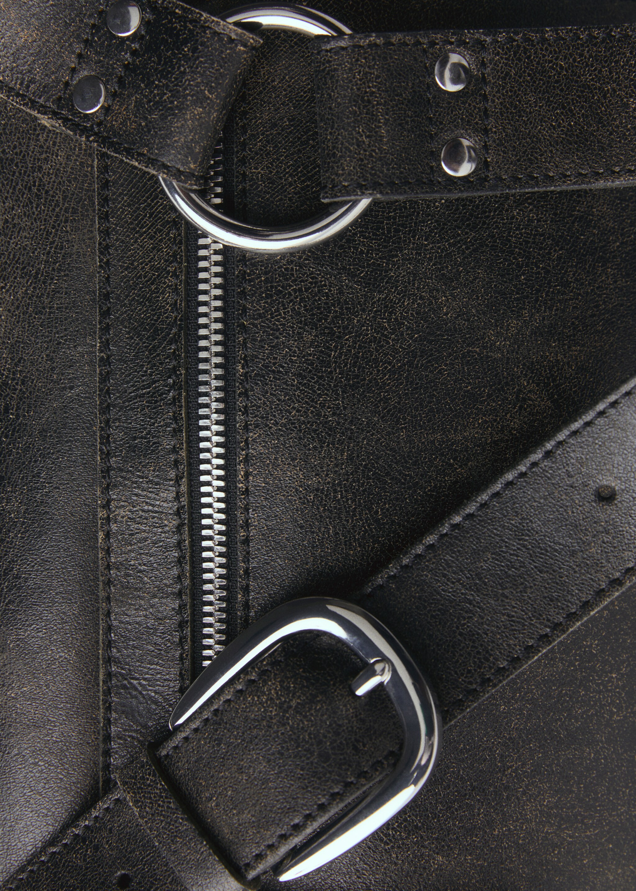 Carteira de pele com pormenores metálicos - Pormenor do artigo 2, Castanho. Ref: 77097704-00.