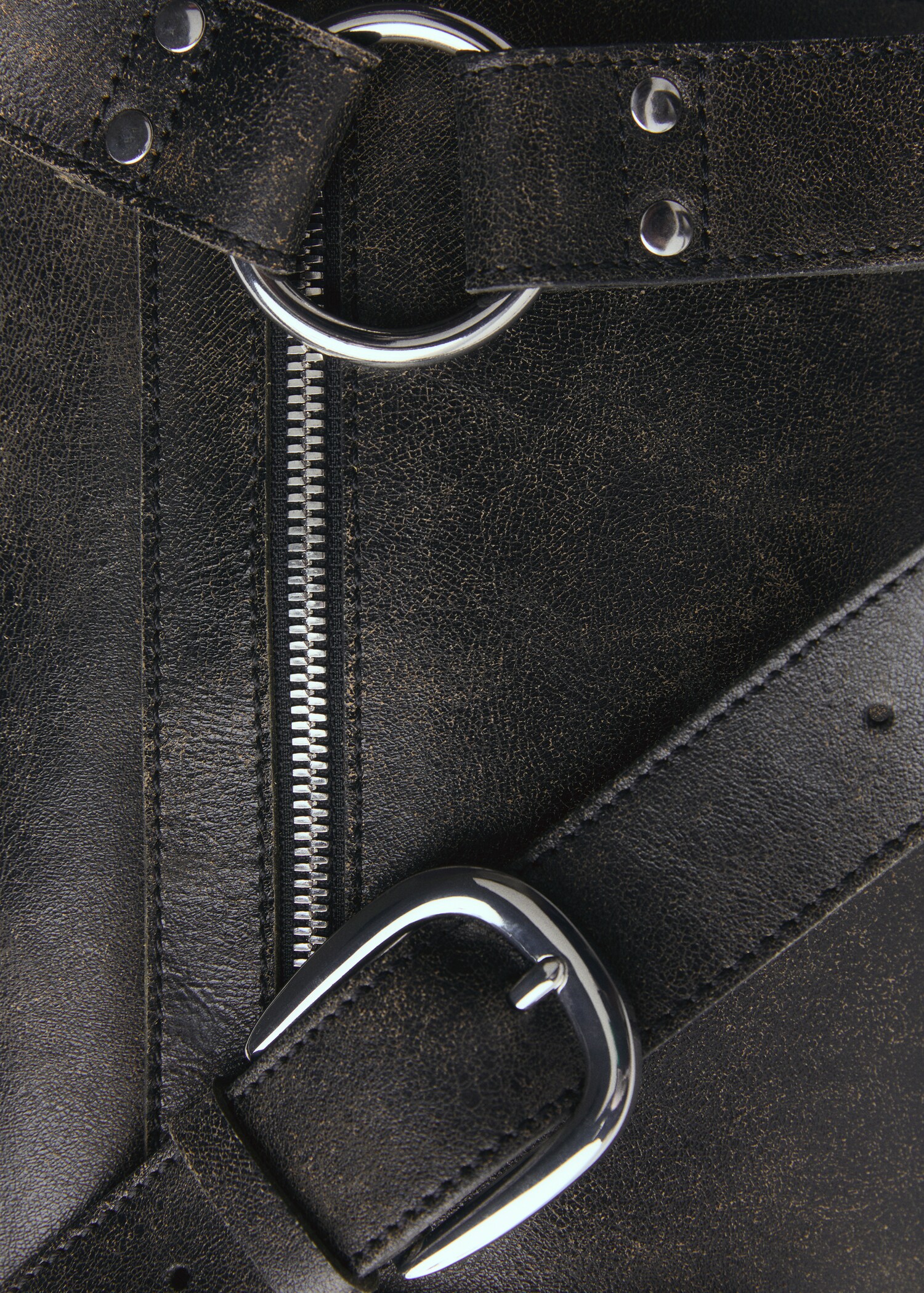 Carteira de pele com pormenores metálicos - Pormenor do artigo 2