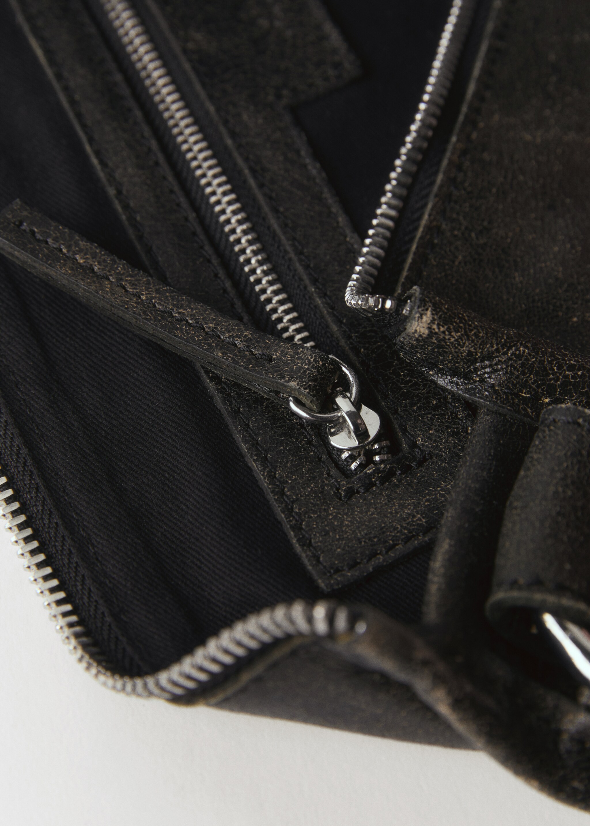 Carteira de pele com pormenores metálicos - Pormenor do artigo 3, Castanho. Ref: 77097704-00.