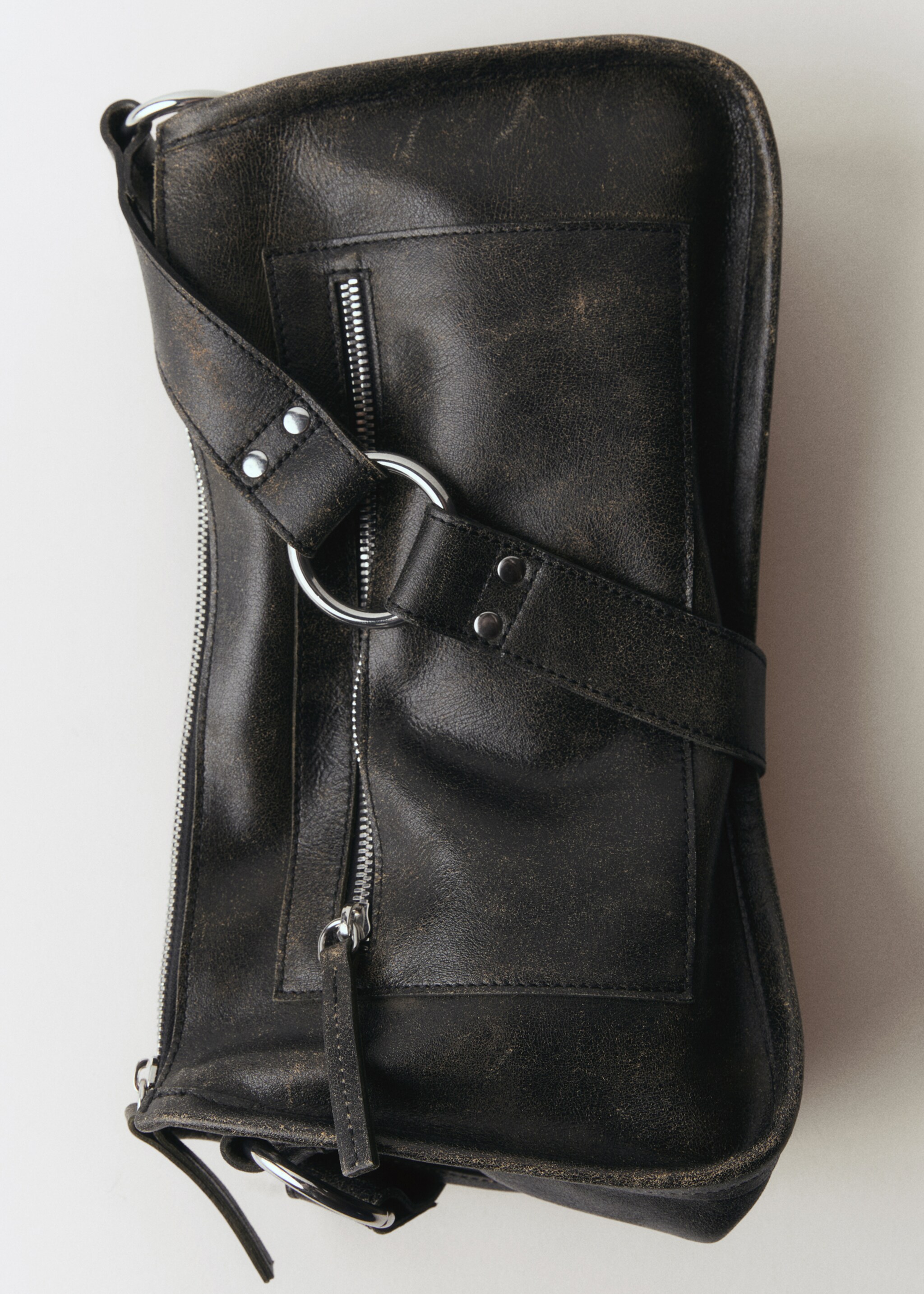 Carteira de pele com pormenores metálicos - Pormenor do artigo 4, Castanho. Ref: 77097704-00.