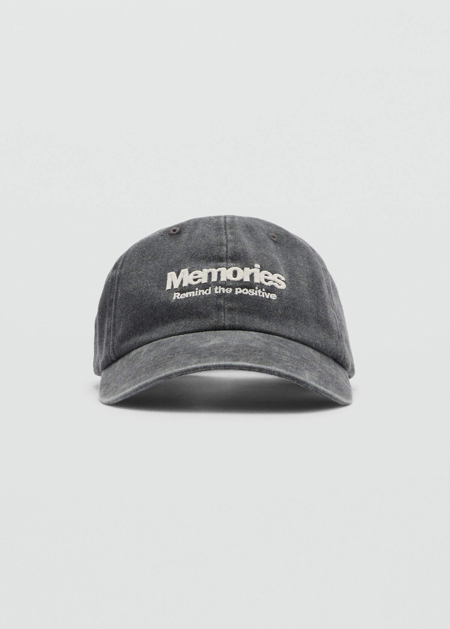 Caps med broderi - Halvtotal bildeutsnitt
