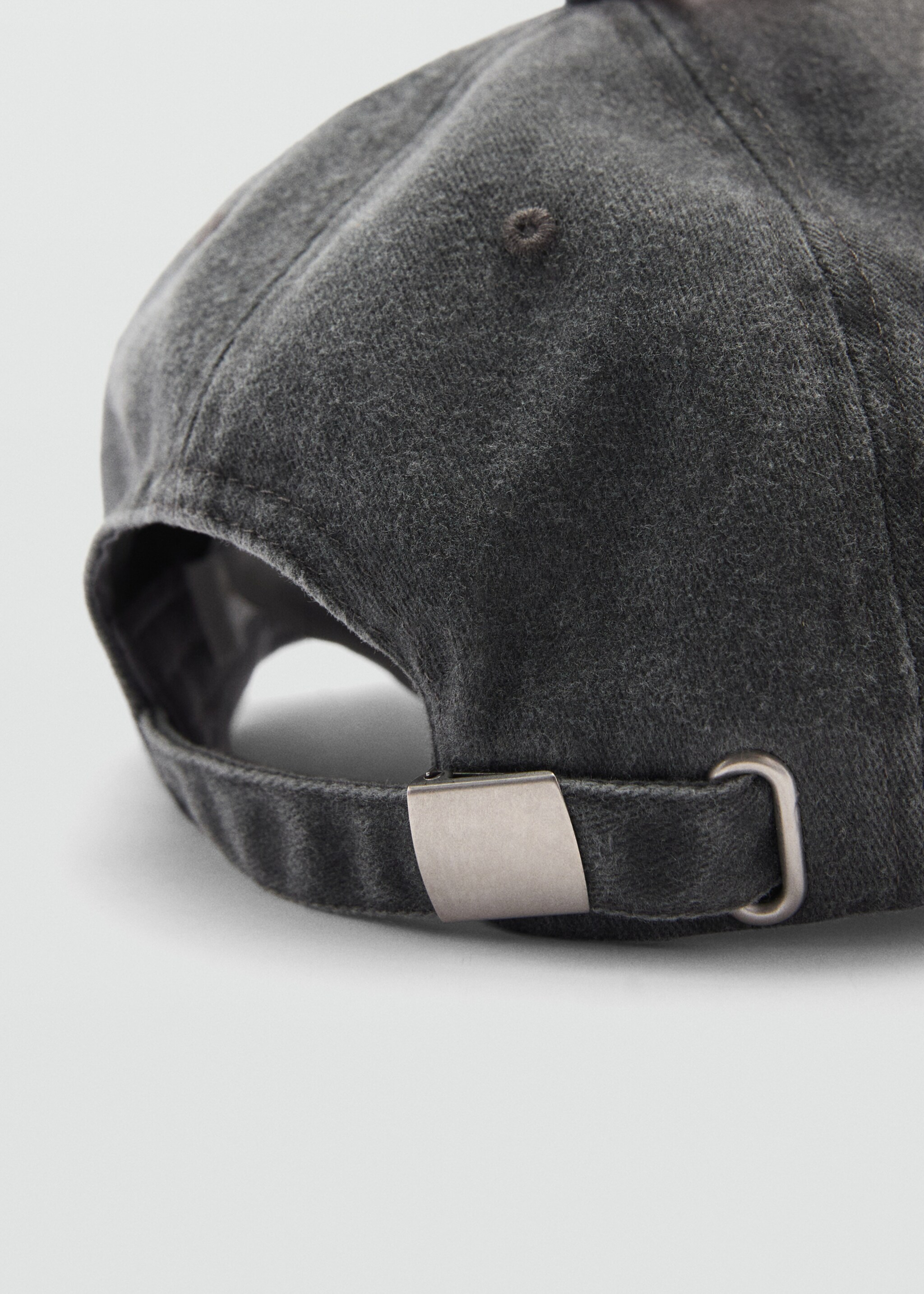 Čepice s detailem výšivky - Detail zboží 1, Šedá antracit. Ref: 77097705-00.