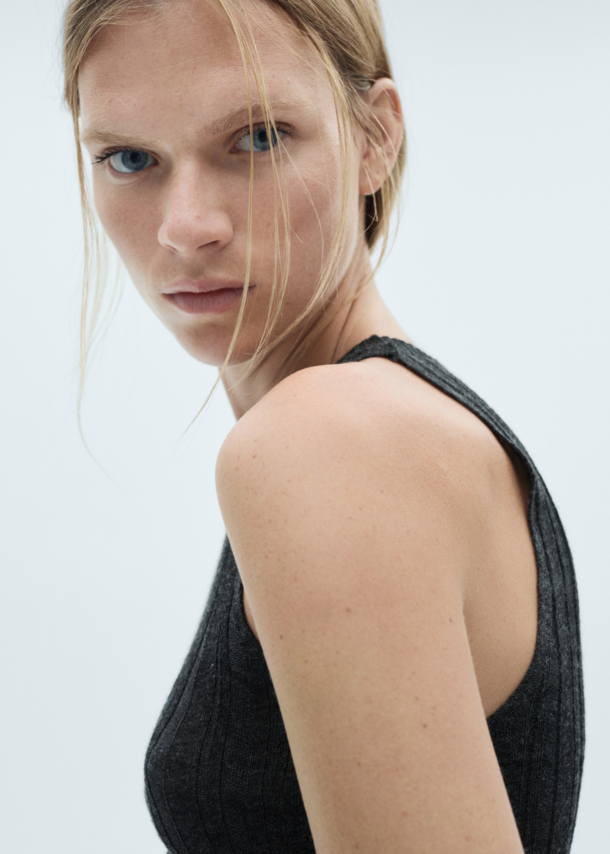 Knit halter top - Details of the article 1, Dark Heather Grey. Ref: 77097713-00.