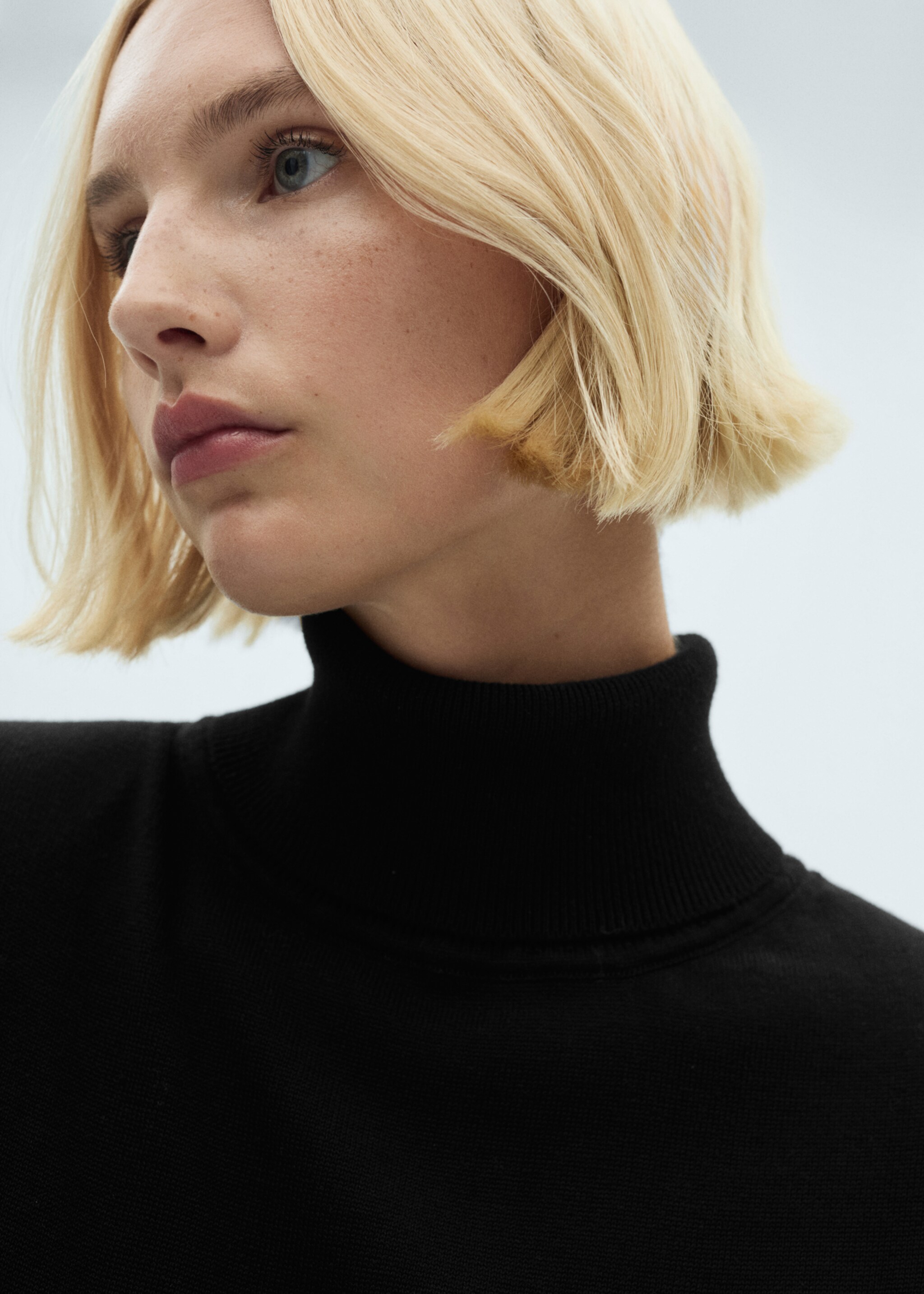 Jumpsuit mit Schulterklappen und Gürtel - Detail des Artikels 1, Schwarz. Ref: 77097718-00.