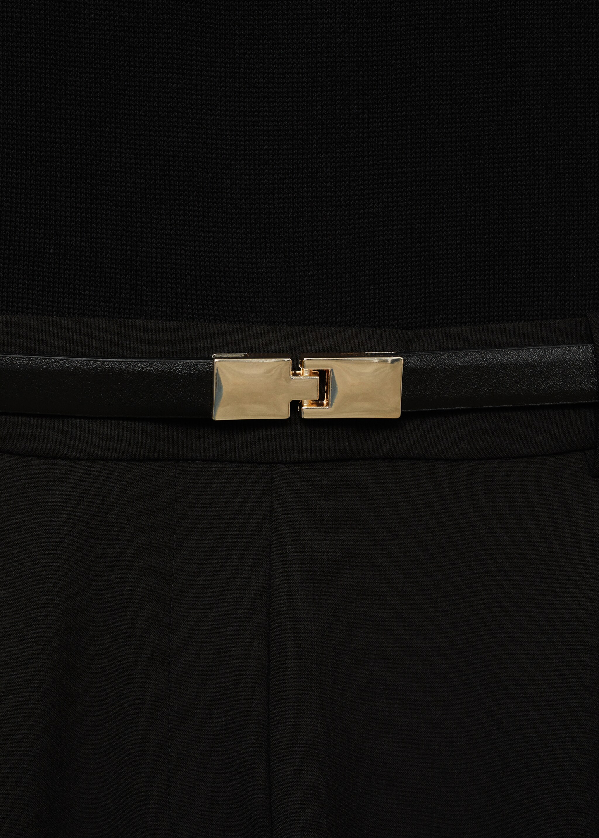 Jumpsuit mit Schulterklappen und Gürtel - Detail des Artikels 8, Schwarz. Ref: 77097718-00.