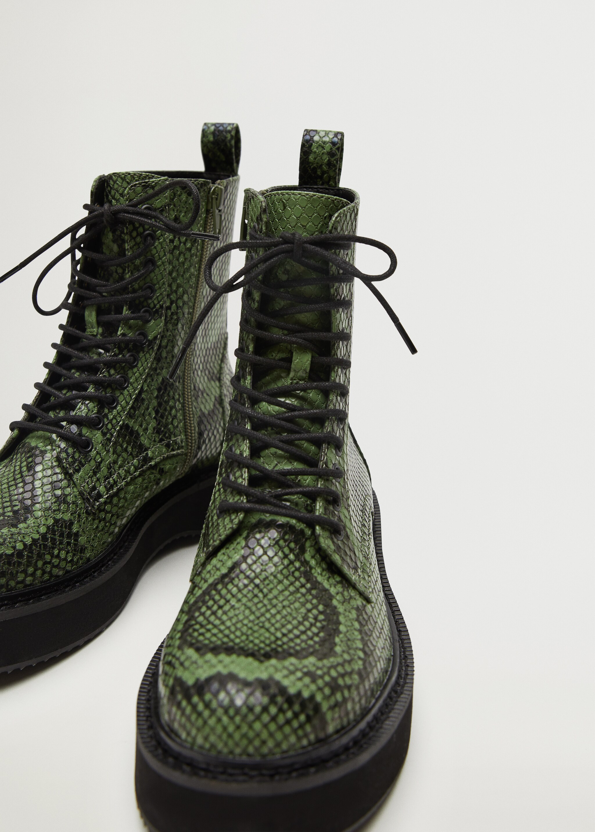 Lace-up track sole boots - Details of the article 3