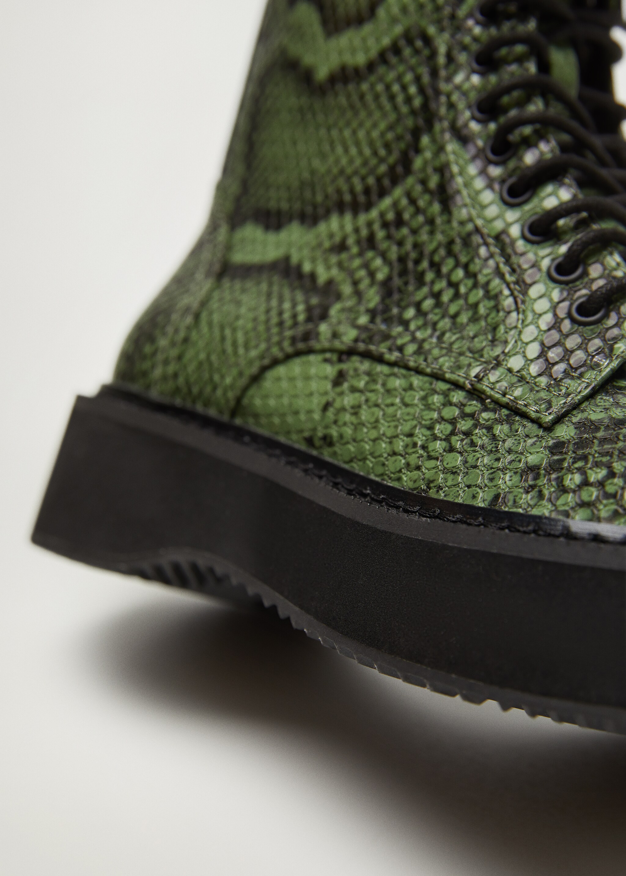 Lace-up track sole boots - Details of the article 5