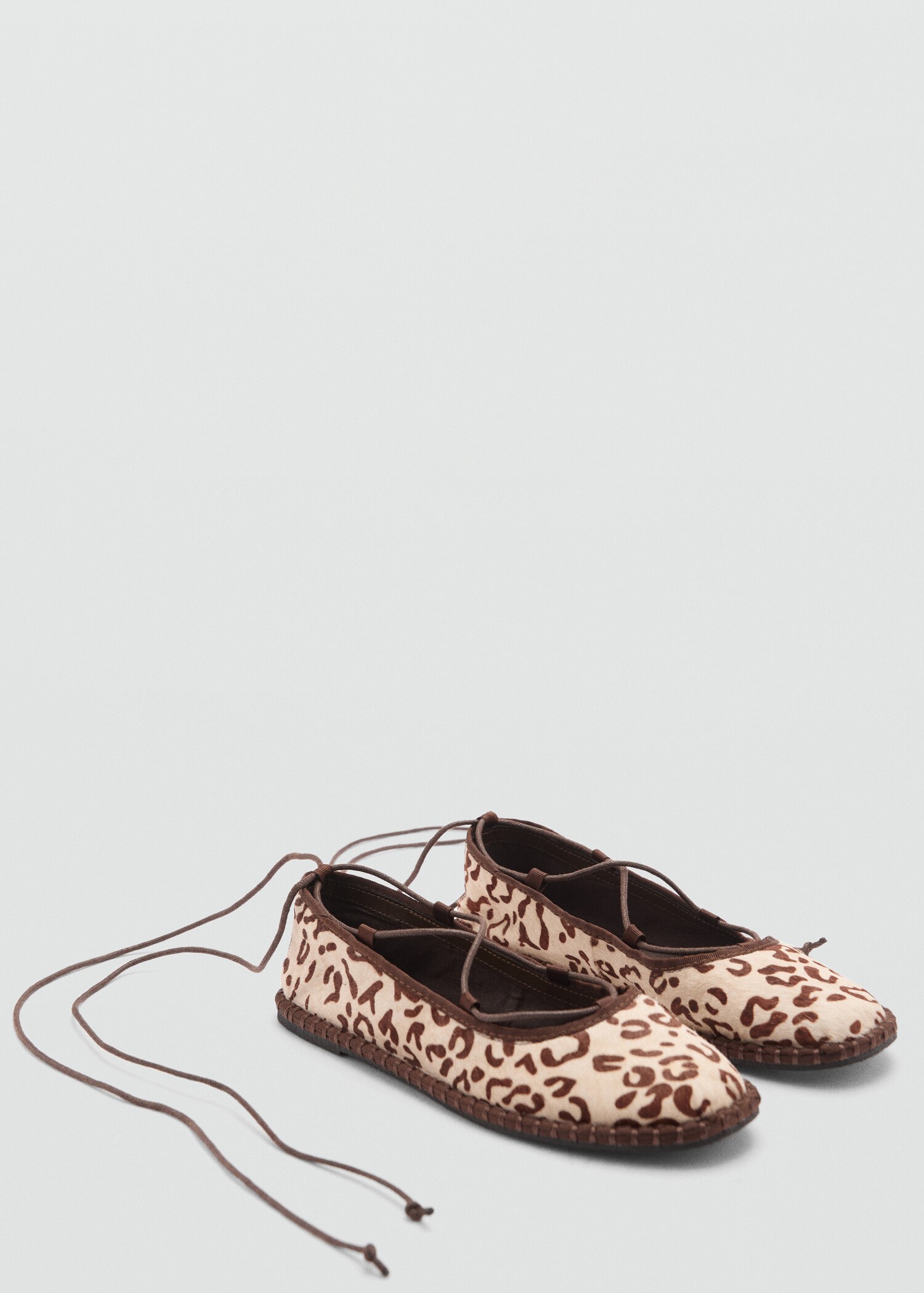 Balerini din piele leopard - Plan mediu
