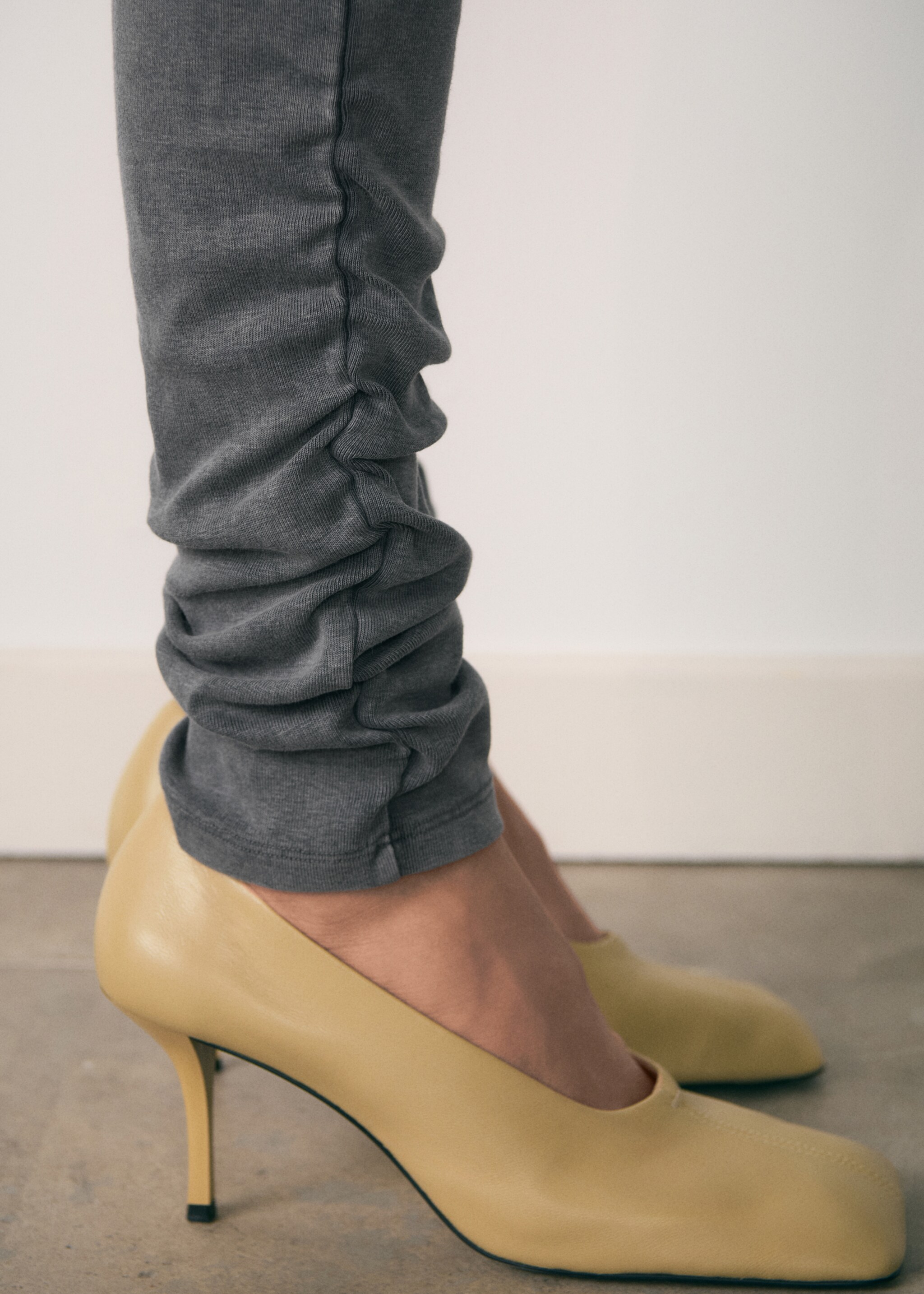 Ruched hem leggings - Details of the article 6, Grey. Ref: 77097937-00.