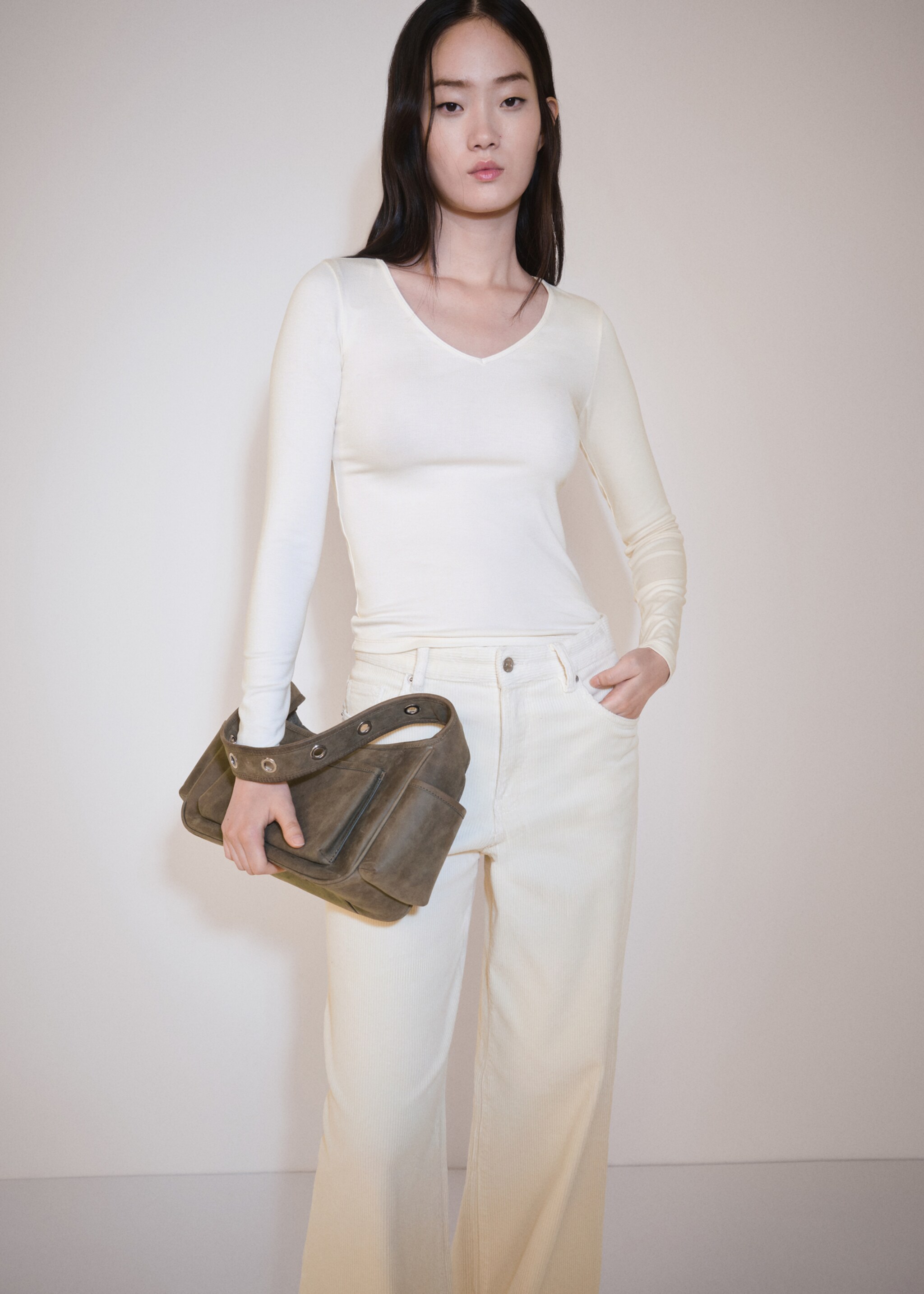 Long-sleeved V-neck T-shirt - Medium plane, Ecru. Ref: 77098284-00.