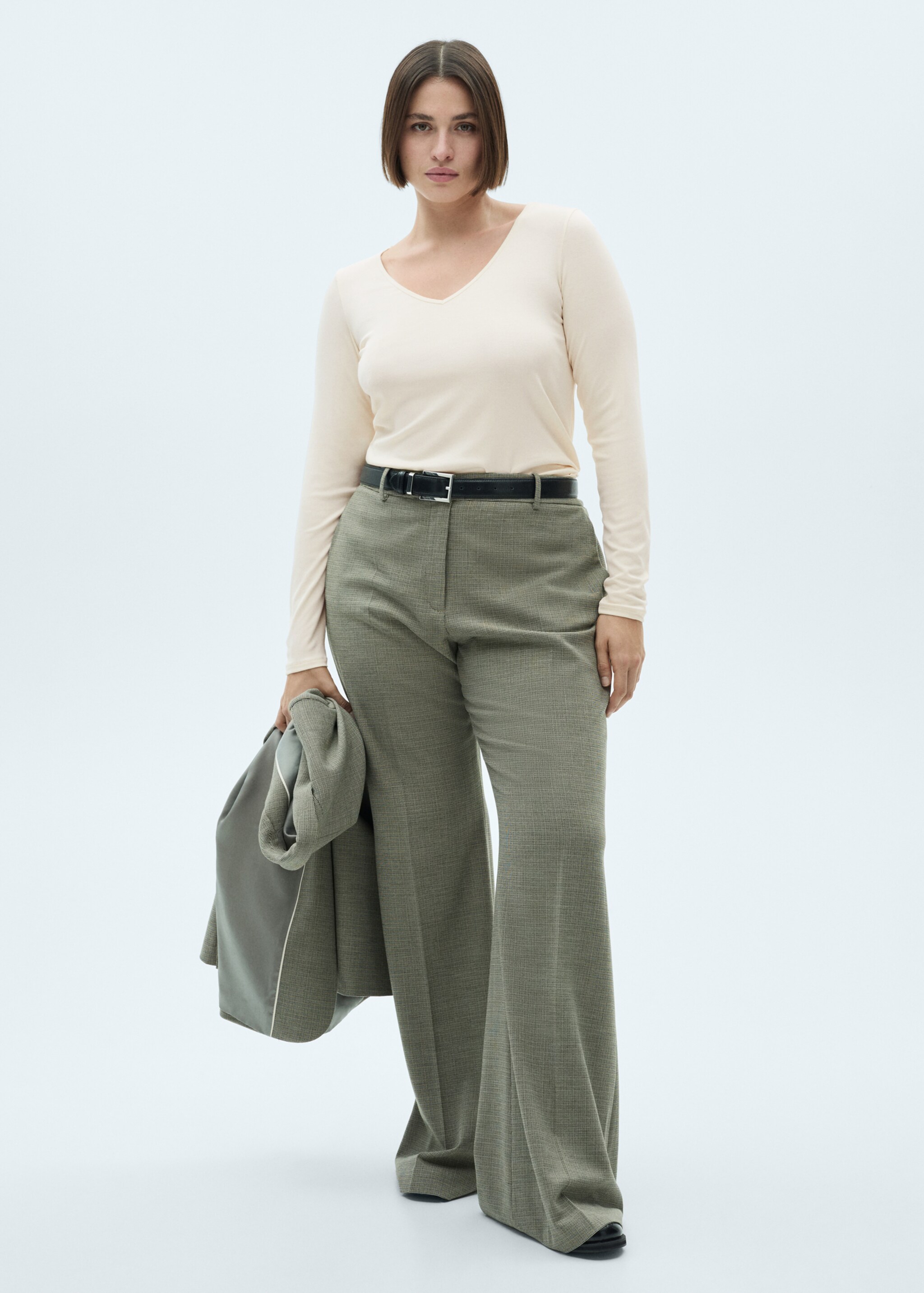 Long-sleeved V-neck T-shirt - Details of the article 3, Ecru. Ref: 77098284-00.