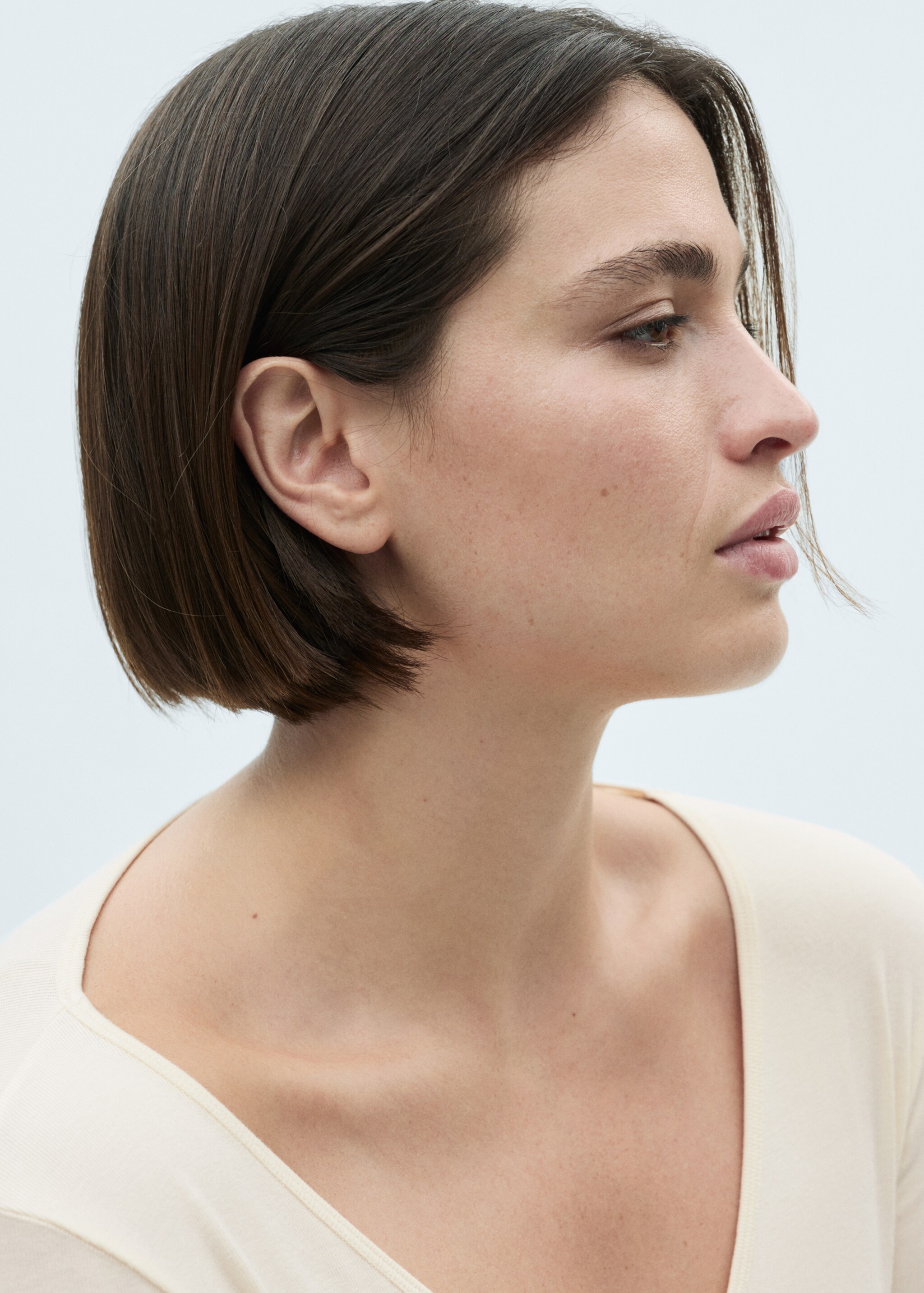 Long-sleeved V-neck T-shirt - Details of the article 4, Ecru. Ref: 77098284-00.