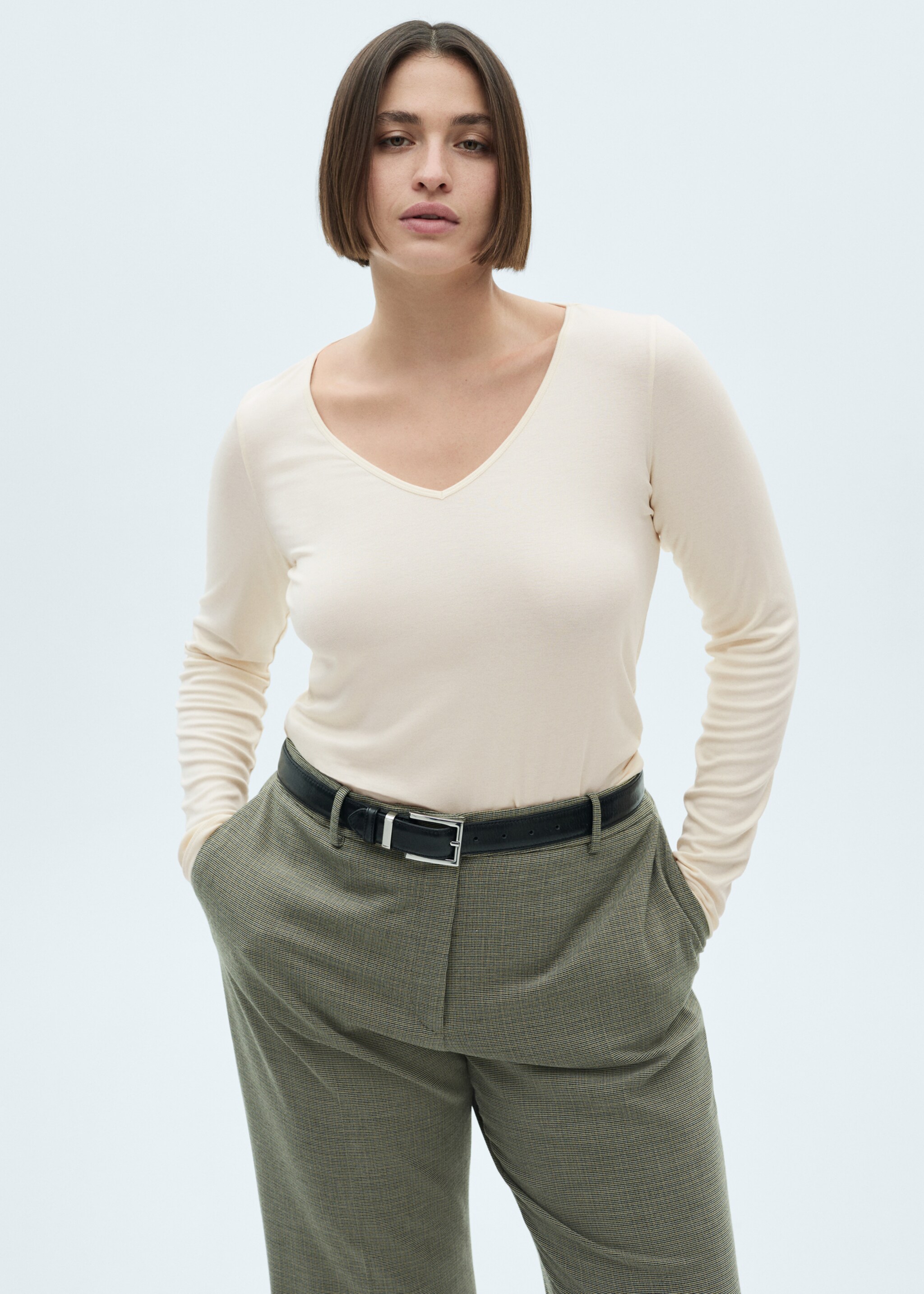 Long-sleeved V-neck T-shirt - Details of the article 5, Ecru. Ref: 77098284-00.