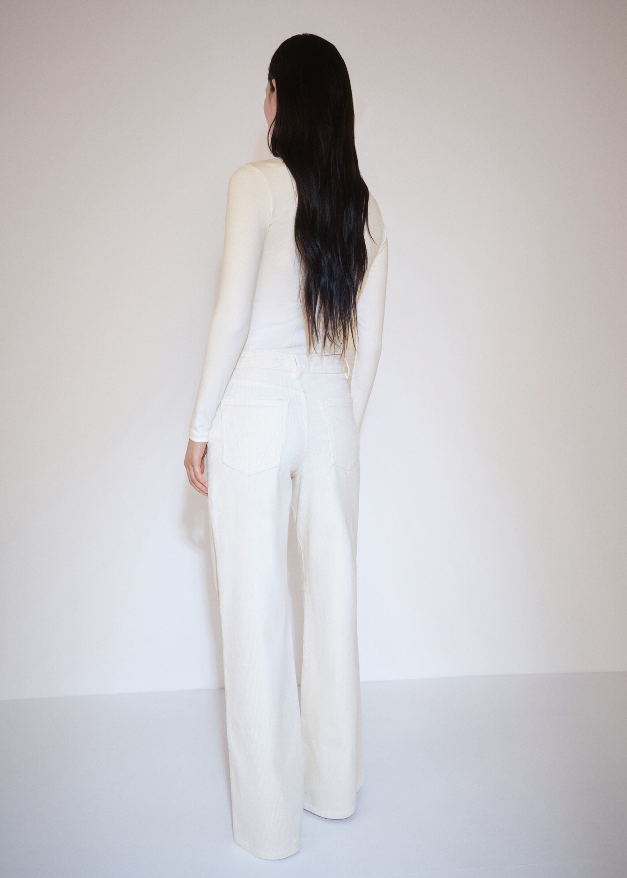 Long-sleeved V-neck T-shirt - Reverse of the article, Ecru. Ref: 77098284-00.