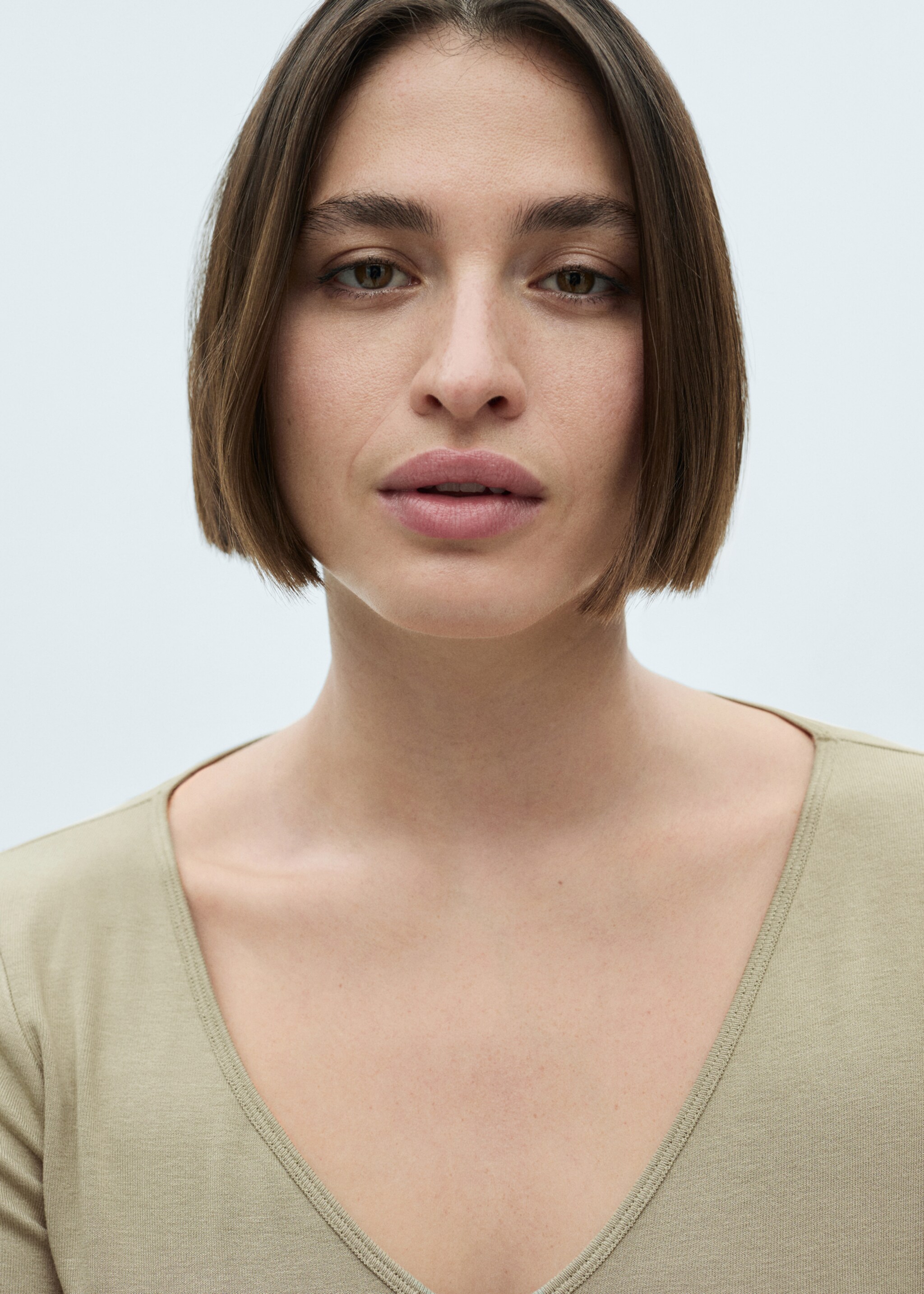 Long-sleeved V-neck T-shirt - Details of the article 4, Pastel Green. Ref: 77098284-00.