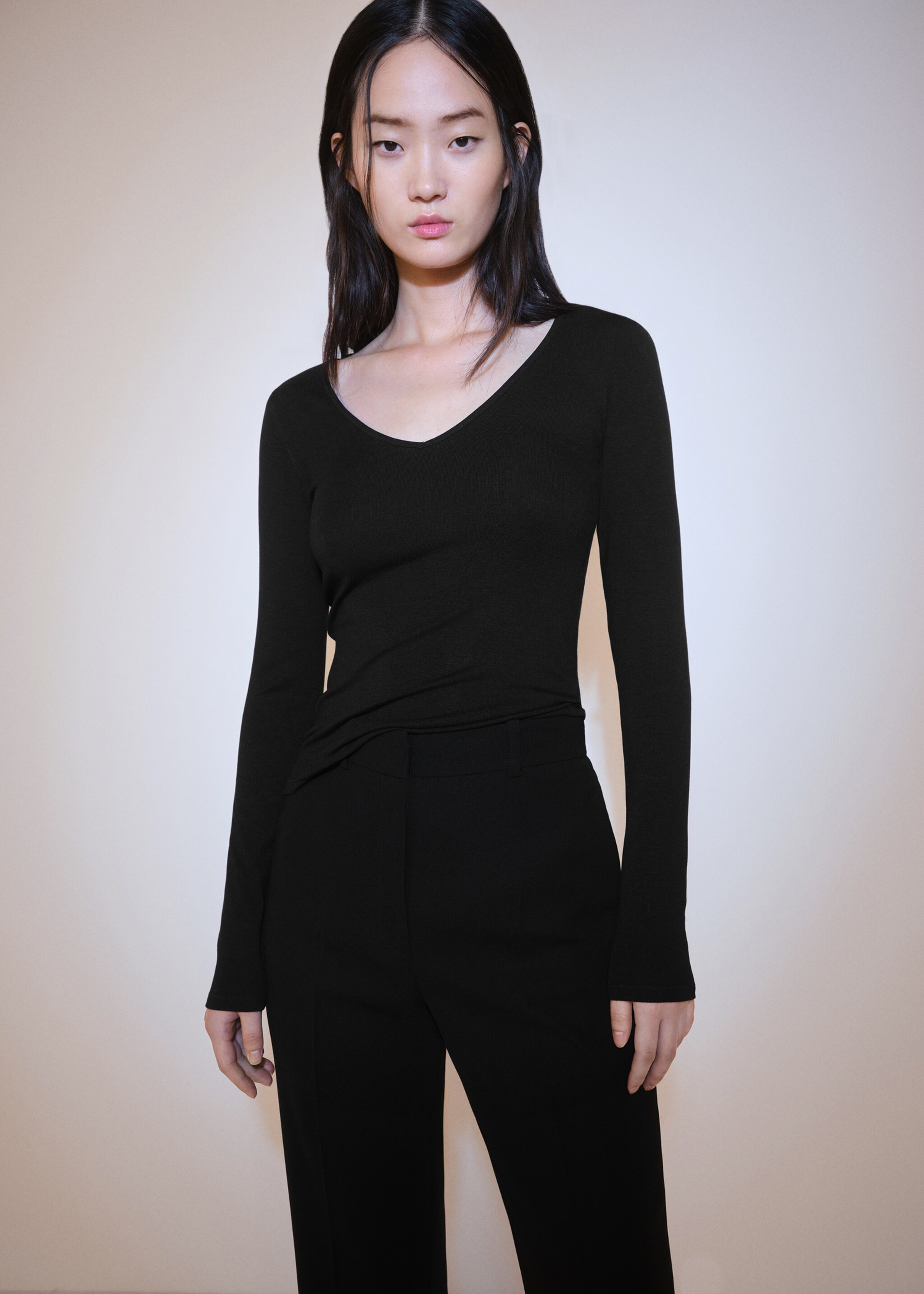 Camiseta manga larga cuello pico - Plano medio, Negro. Ref: 77098284-00.