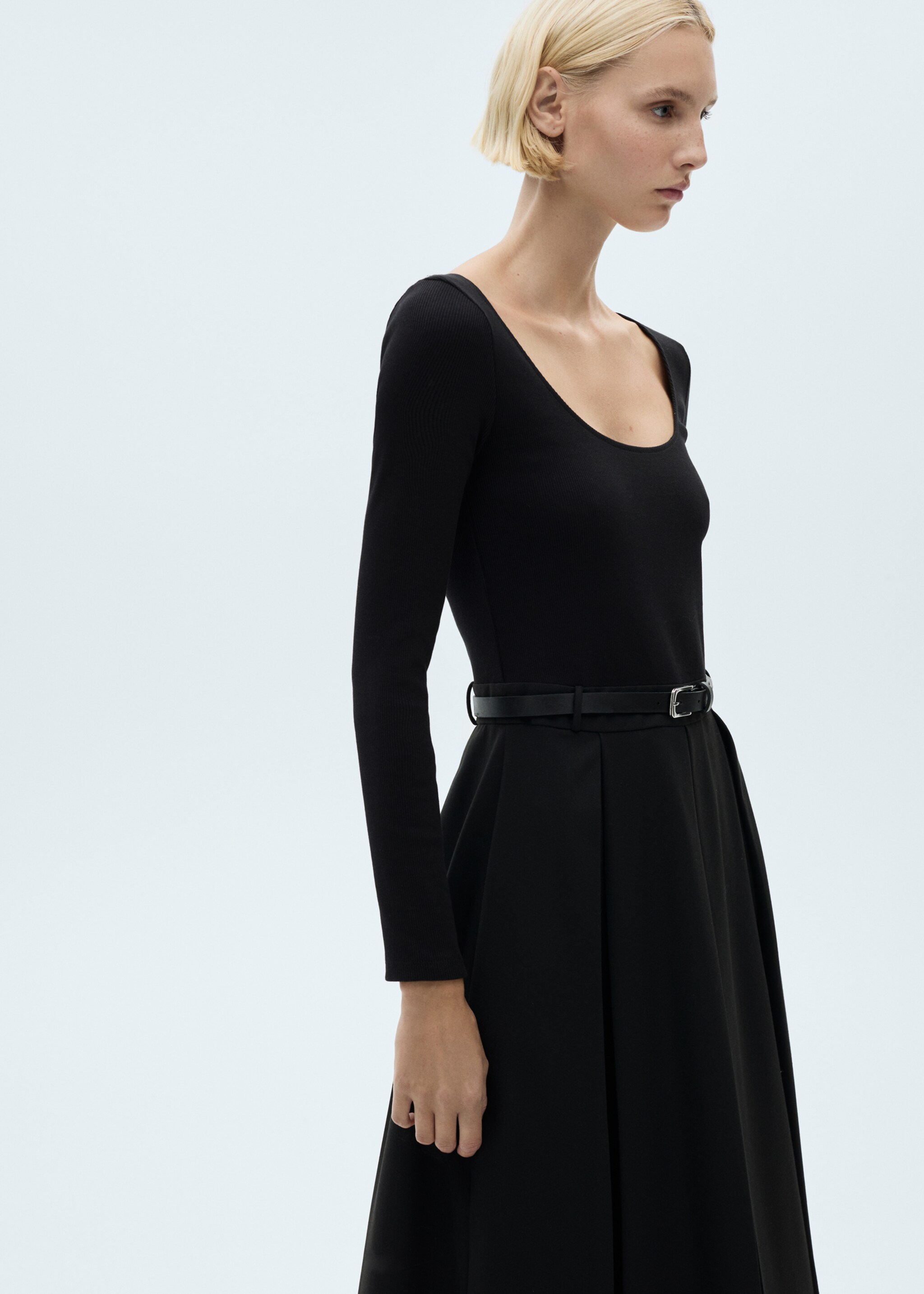 Kombiniertes Kleid mit Faltendetails und Gürtel - Mittlere Ansicht, Schwarz. Ref: 77098285-00.
