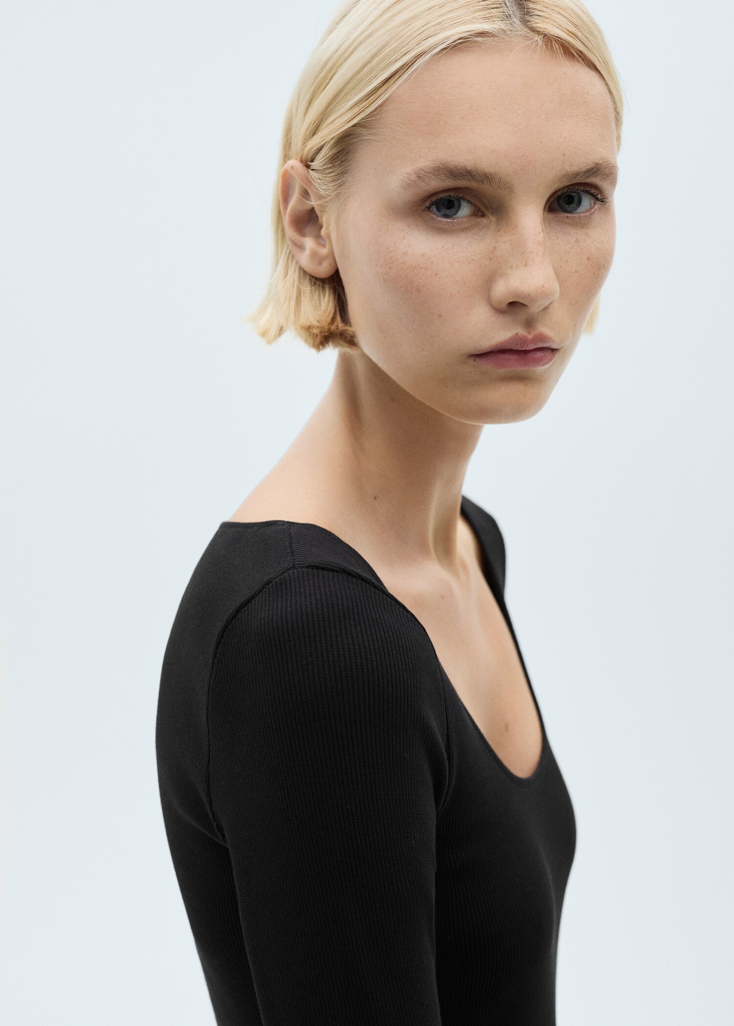 Kombiniertes Kleid mit Faltendetails und Gürtel - Detail des Artikels 1