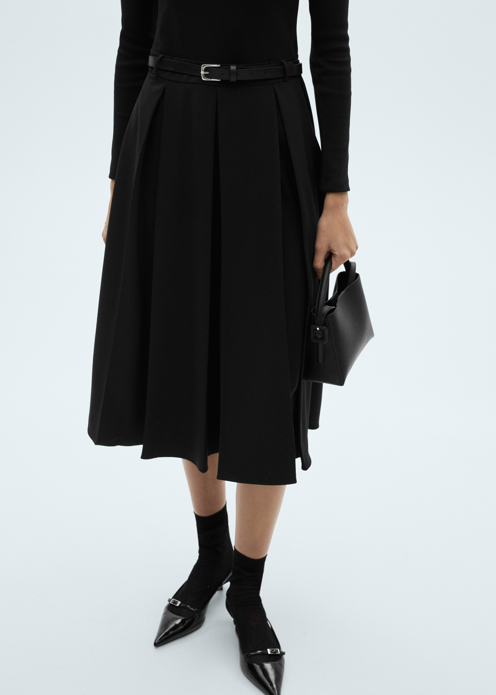 Kombiniertes Kleid mit Faltendetails und Gürtel - Detail des Artikels 6, Schwarz. Ref: 77098285-00.