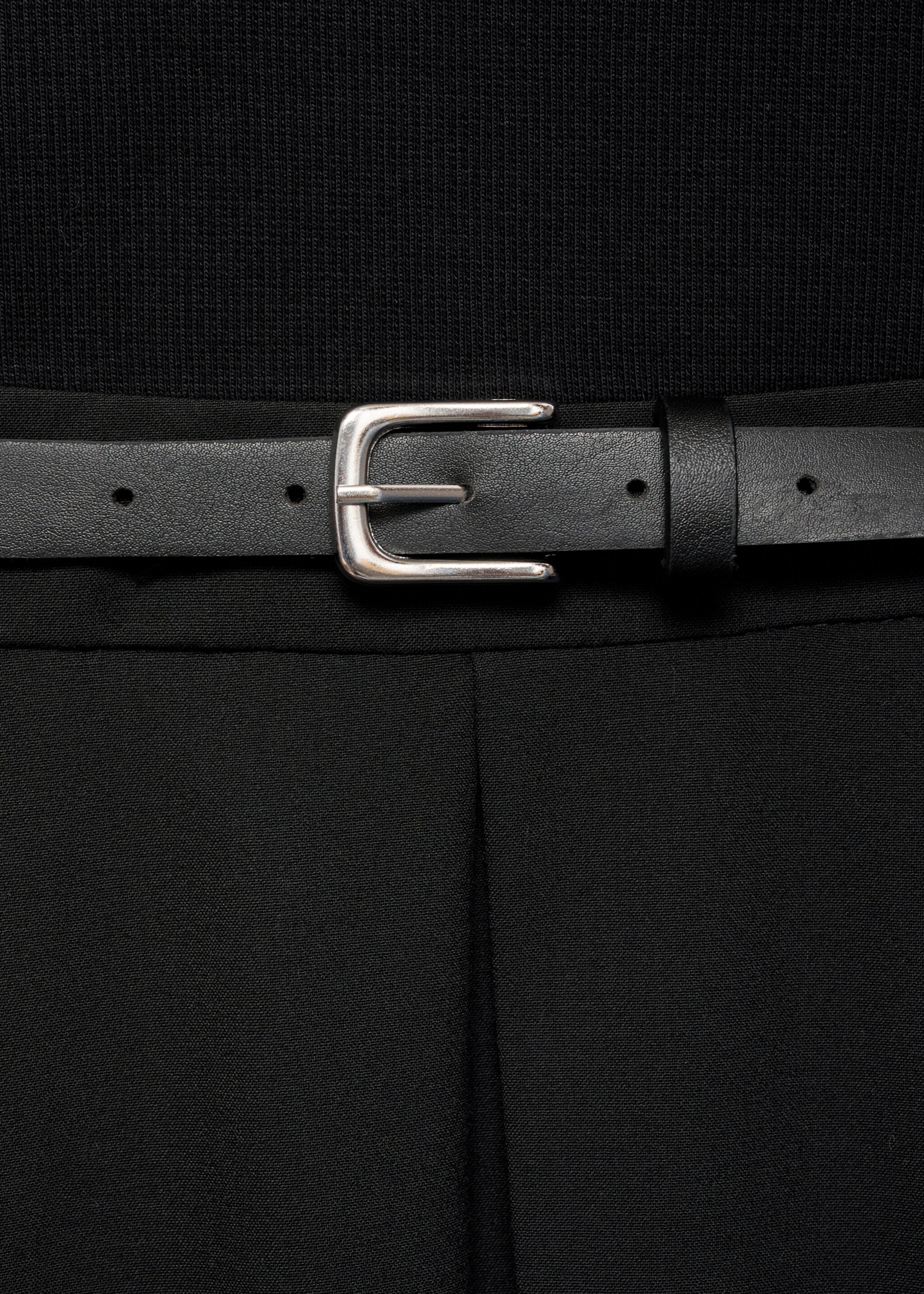 Kombiniertes Kleid mit Faltendetails und Gürtel - Detail des Artikels 8, Schwarz. Ref: 77098285-00.