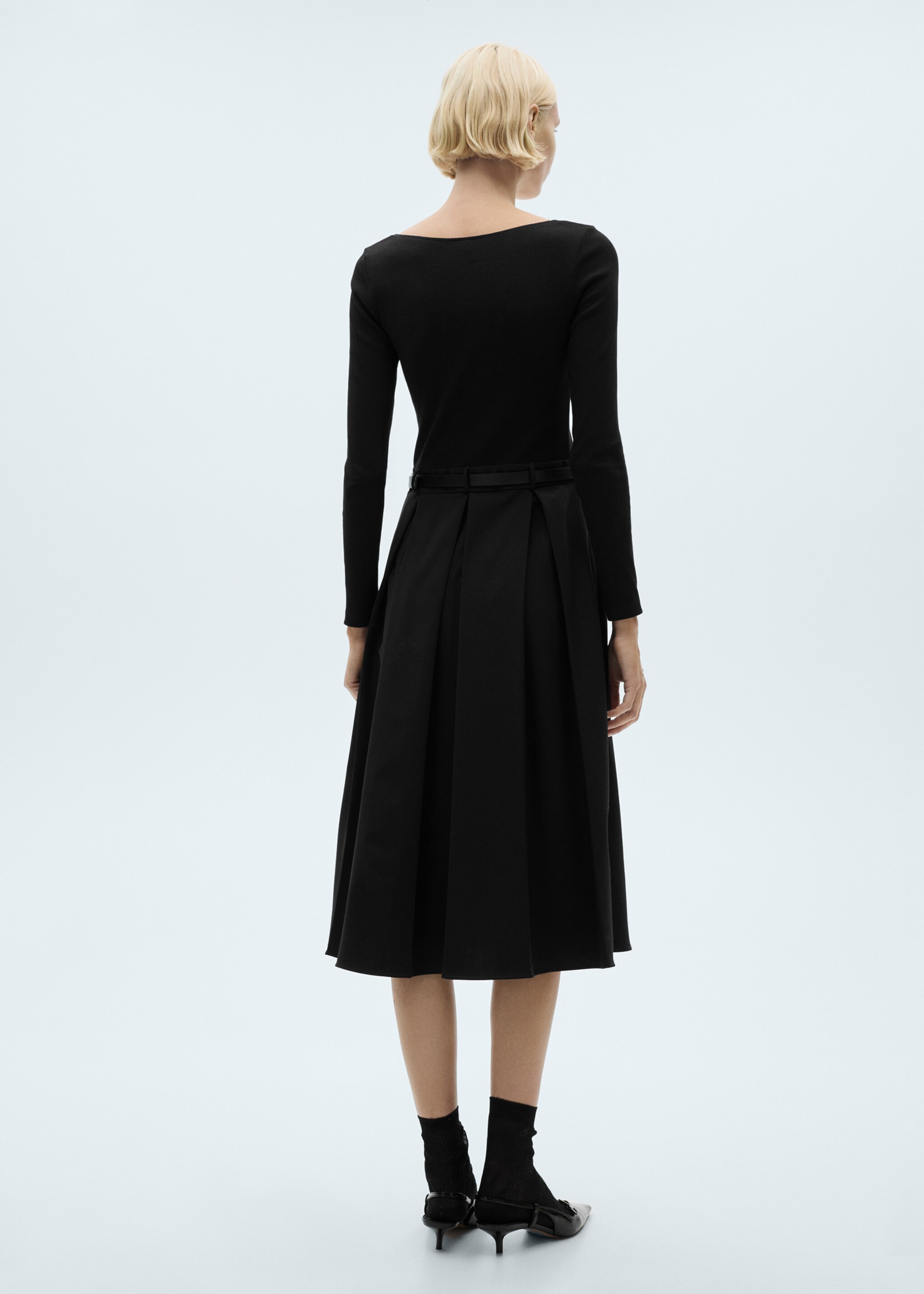 Kombiniertes Kleid mit Faltendetails und Gürtel - Rückseite des Artikels, Schwarz. Ref: 77098285-00.