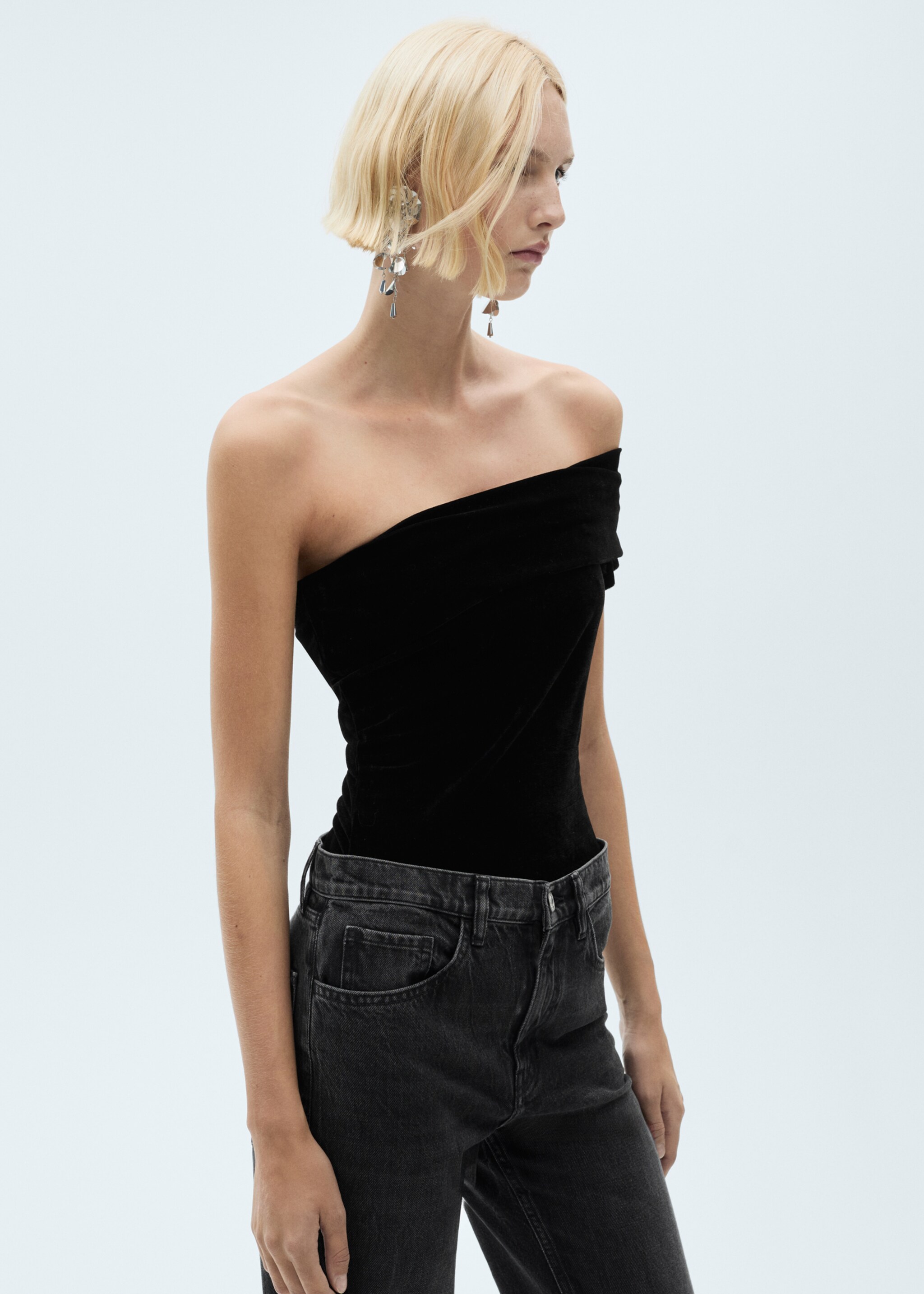 Asymmetrischer Samt-Body - Mittlere Ansicht, Schwarz. Ref: 77099060-00.