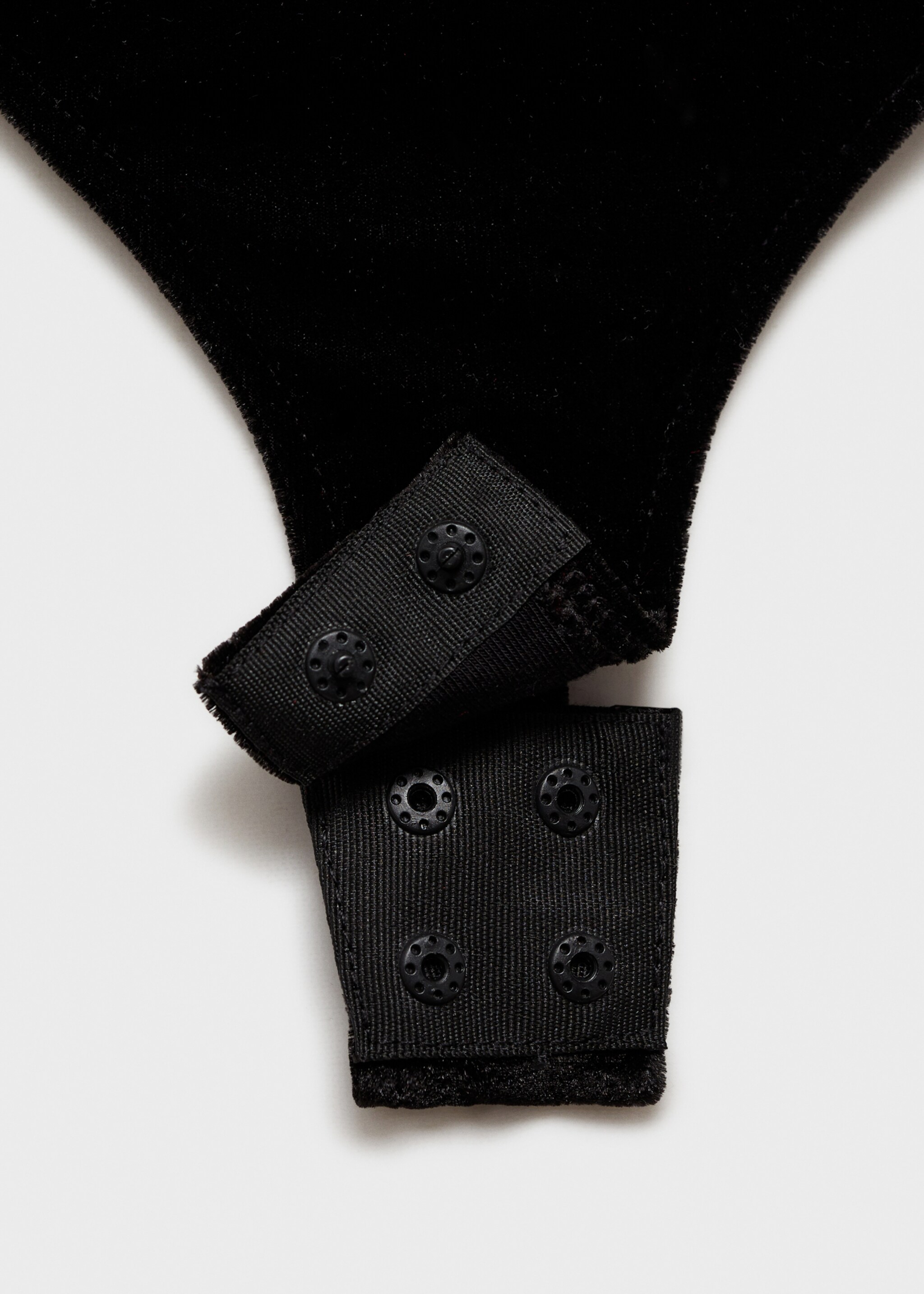 Asymmetrischer Samt-Body - Detail des Artikels 0, Schwarz. Ref: 77099060-00.