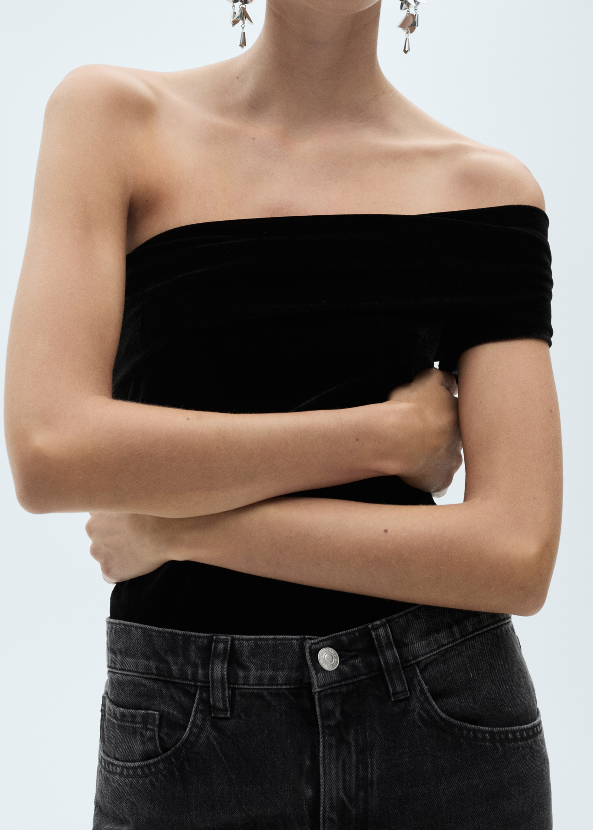Asymmetrischer Samt-Body - Detail des Artikels 6, Schwarz. Ref: 77099060-00.
