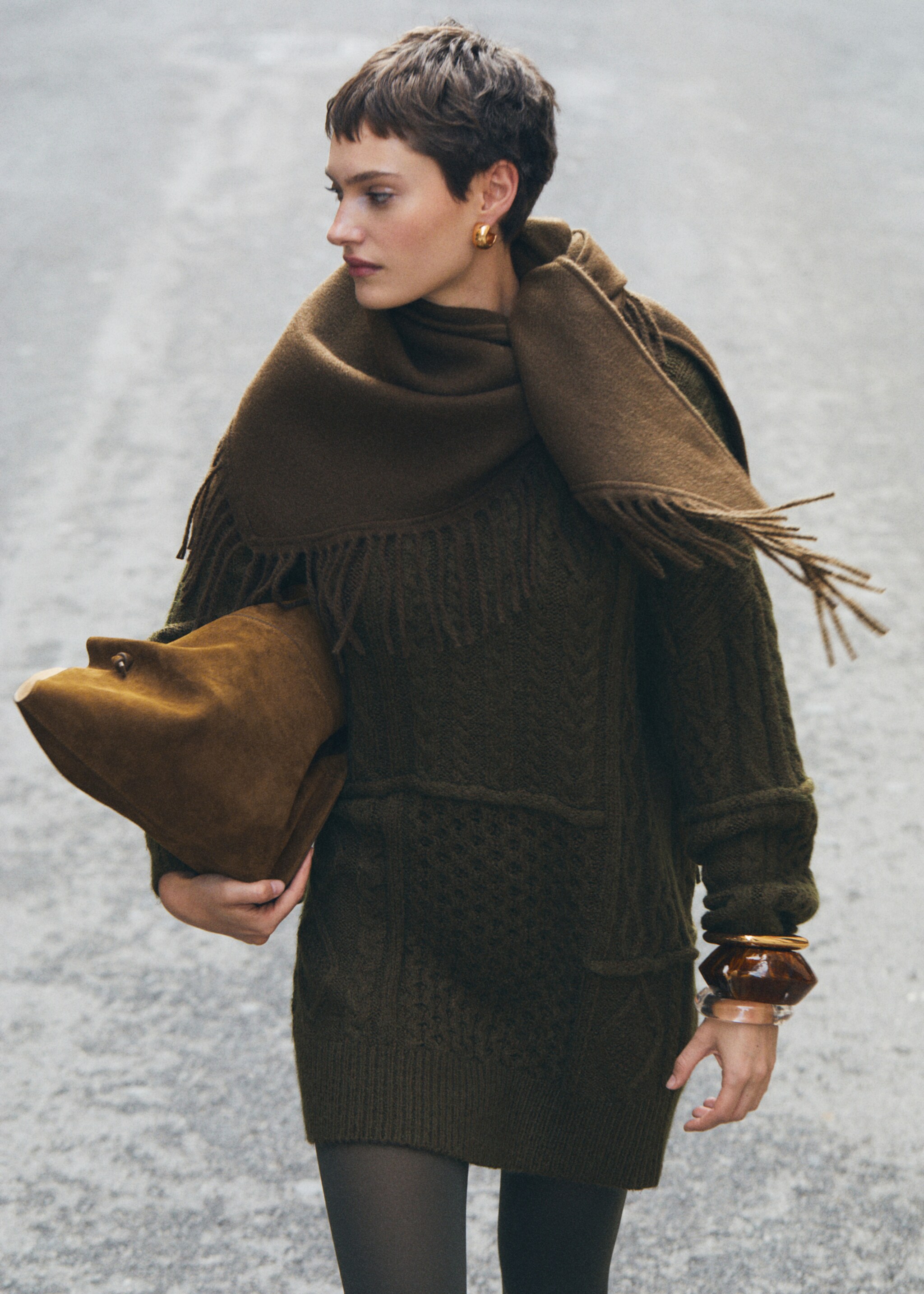 Strickkleid mit Zopfmuster - Detail des Artikels 6, Khaki. Ref: 77099066-00.