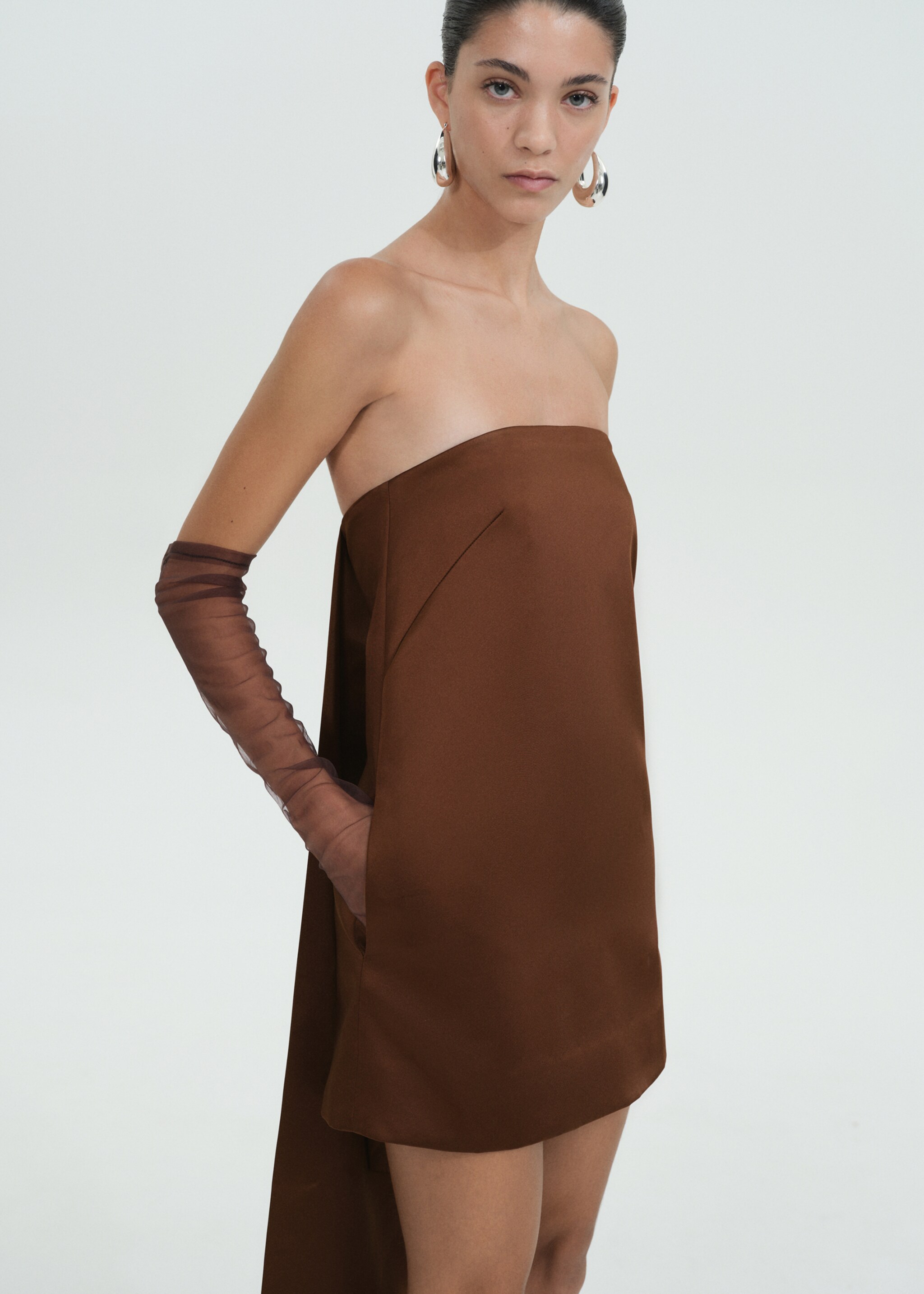 Vestido corto satinado palabra de honor - Plano medio, Marrón. Ref: 77099075-00.