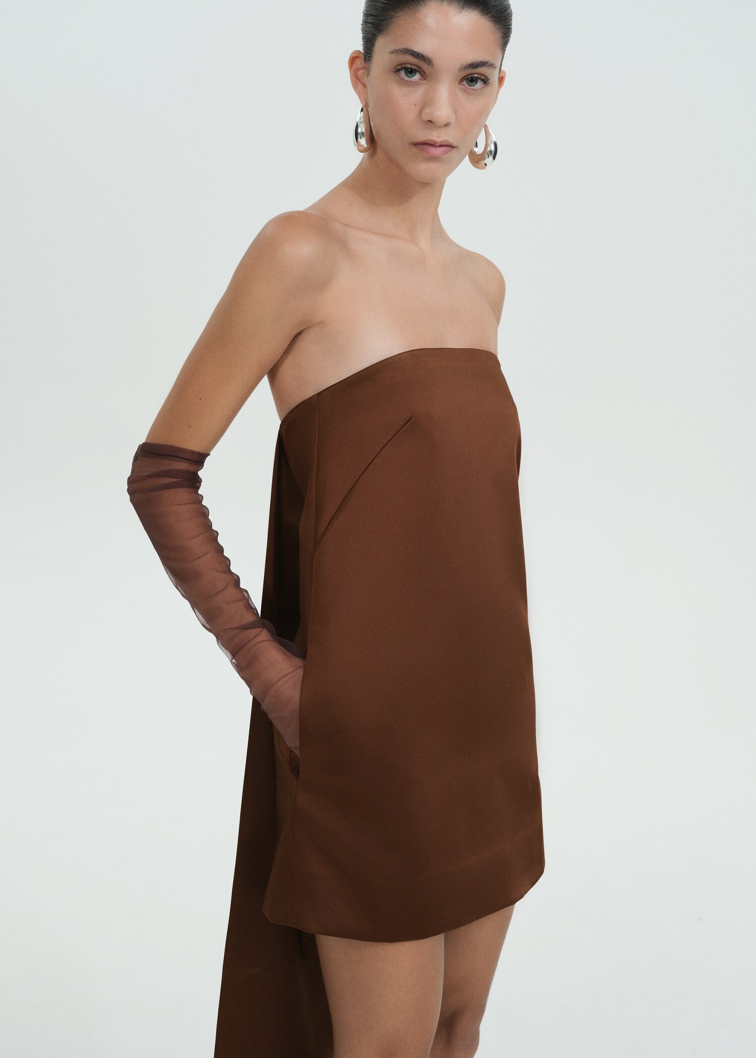 Vestido corto satinado palabra de honor - Plano medio