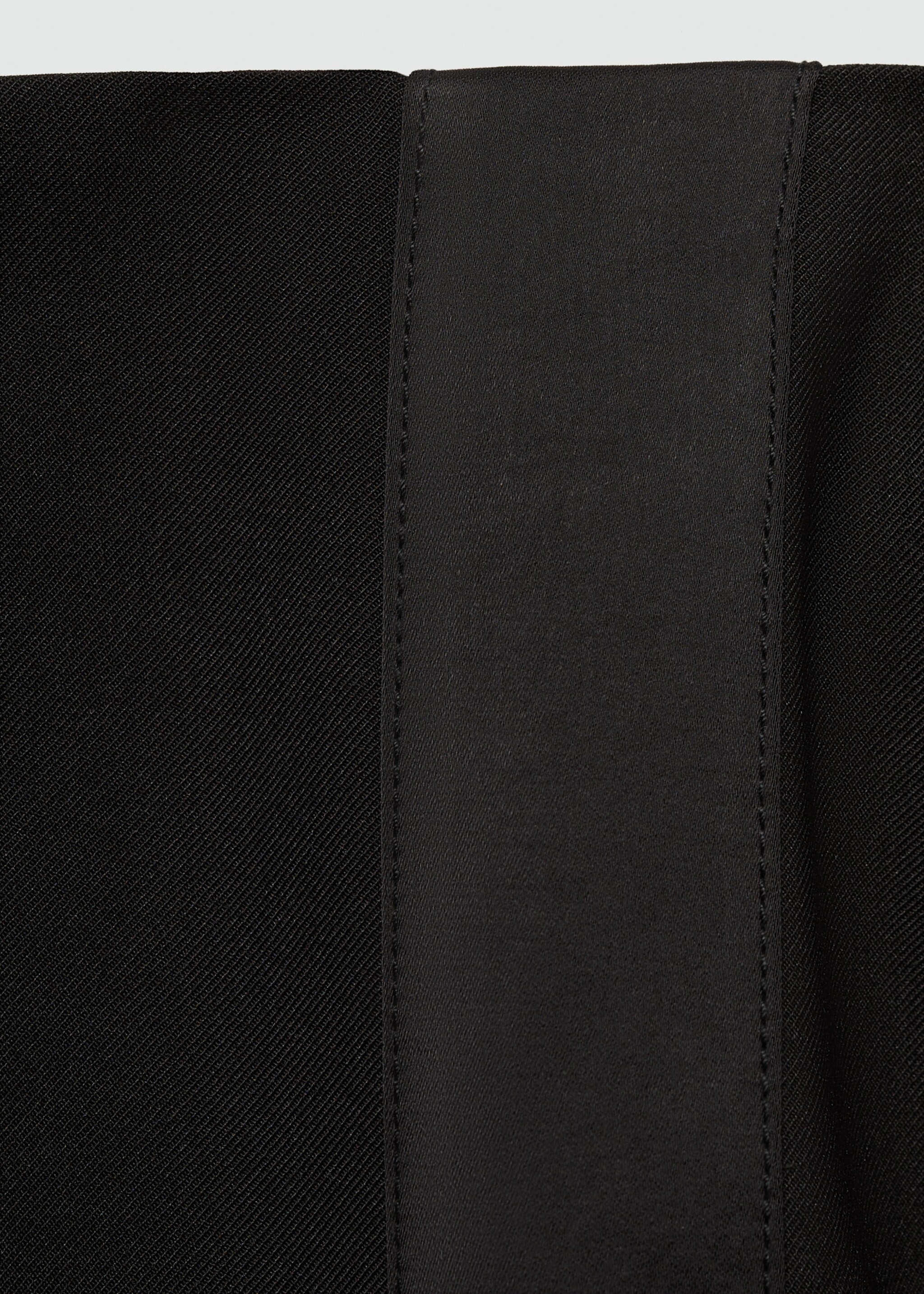 Gerade Shorts mit hoher Taille - Detail des Artikels 0, Schwarz. Ref: 77099235-00.