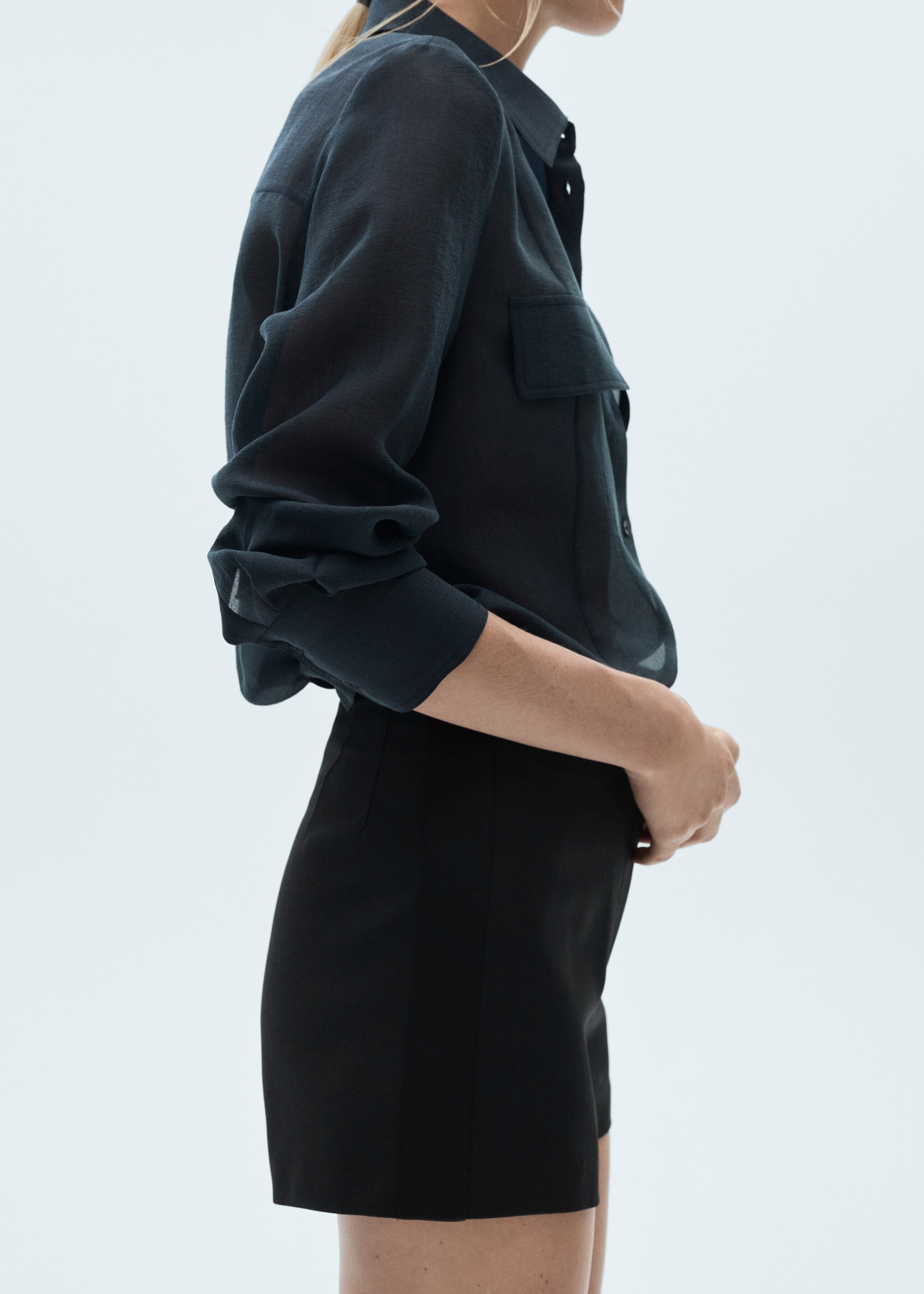Gerade Shorts mit hoher Taille - Detail des Artikels 6, Schwarz. Ref: 77099235-00.