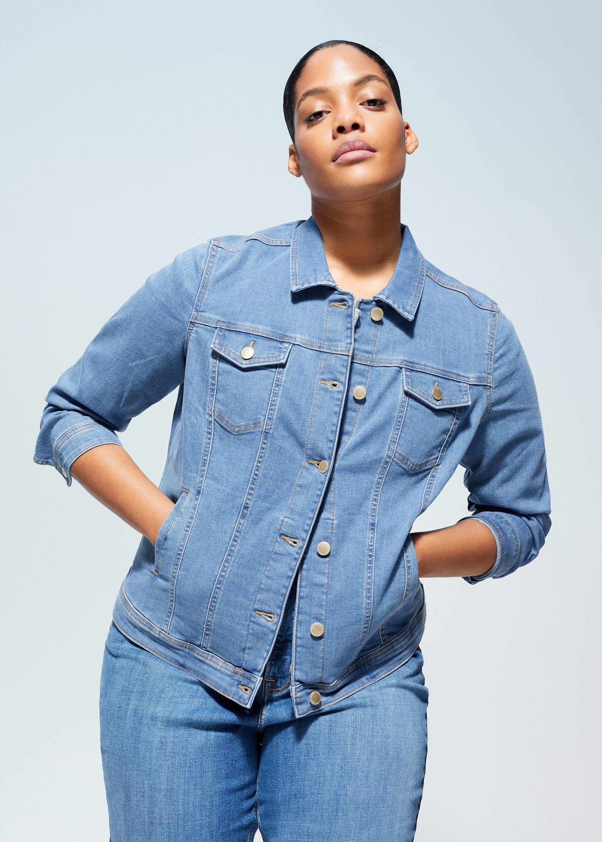Cazadora denim lavado medio - Plano medio