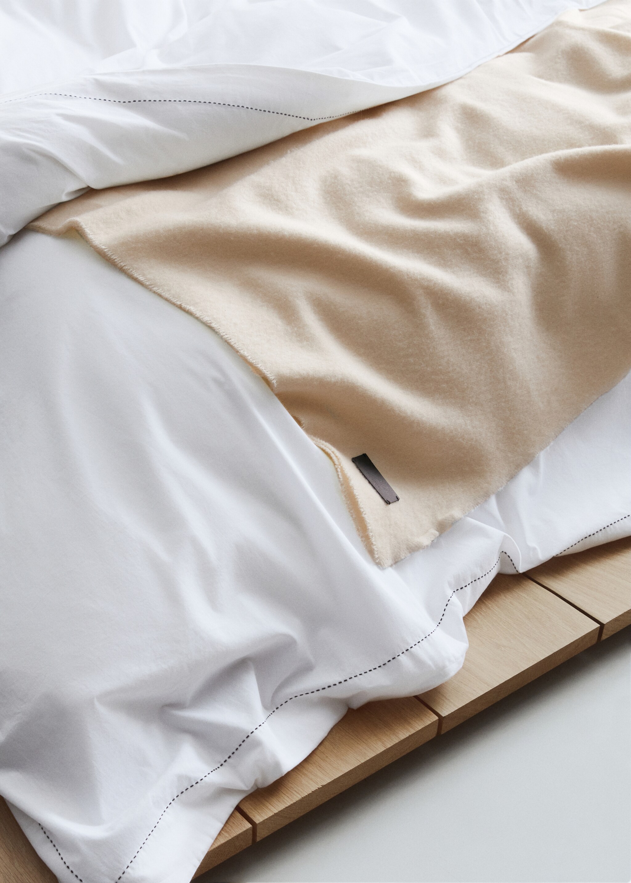 Soft wool and cashmere blanket - Details of the article 7, Off White. Ref: 77106317-00.