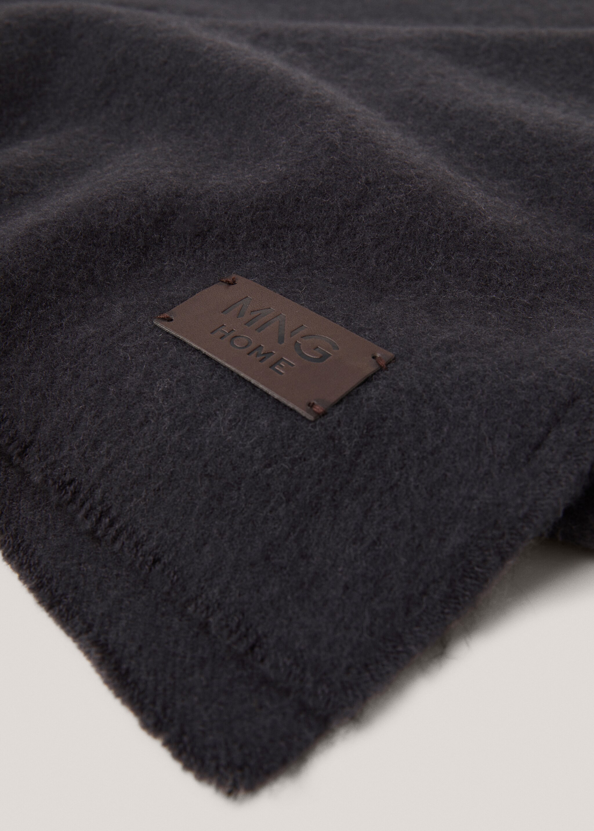Soft wool and cashmere blanket - Details of the article 1, Charcoal. Ref: 77106317-00.