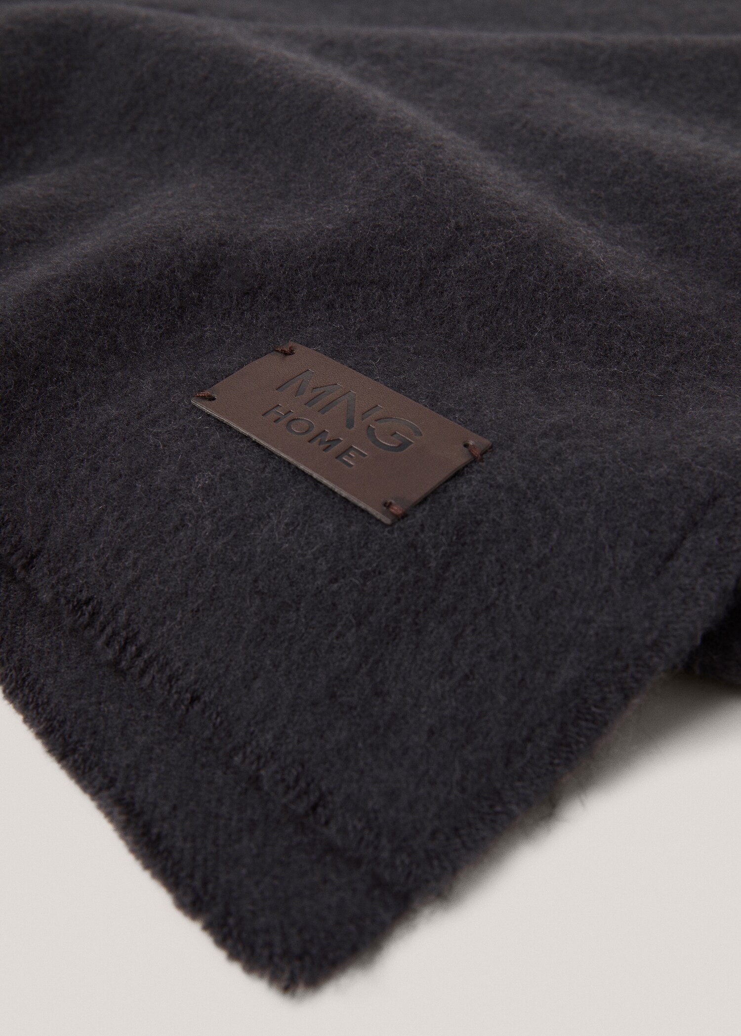 Soft wool and cashmere blanket - Details of the article 1