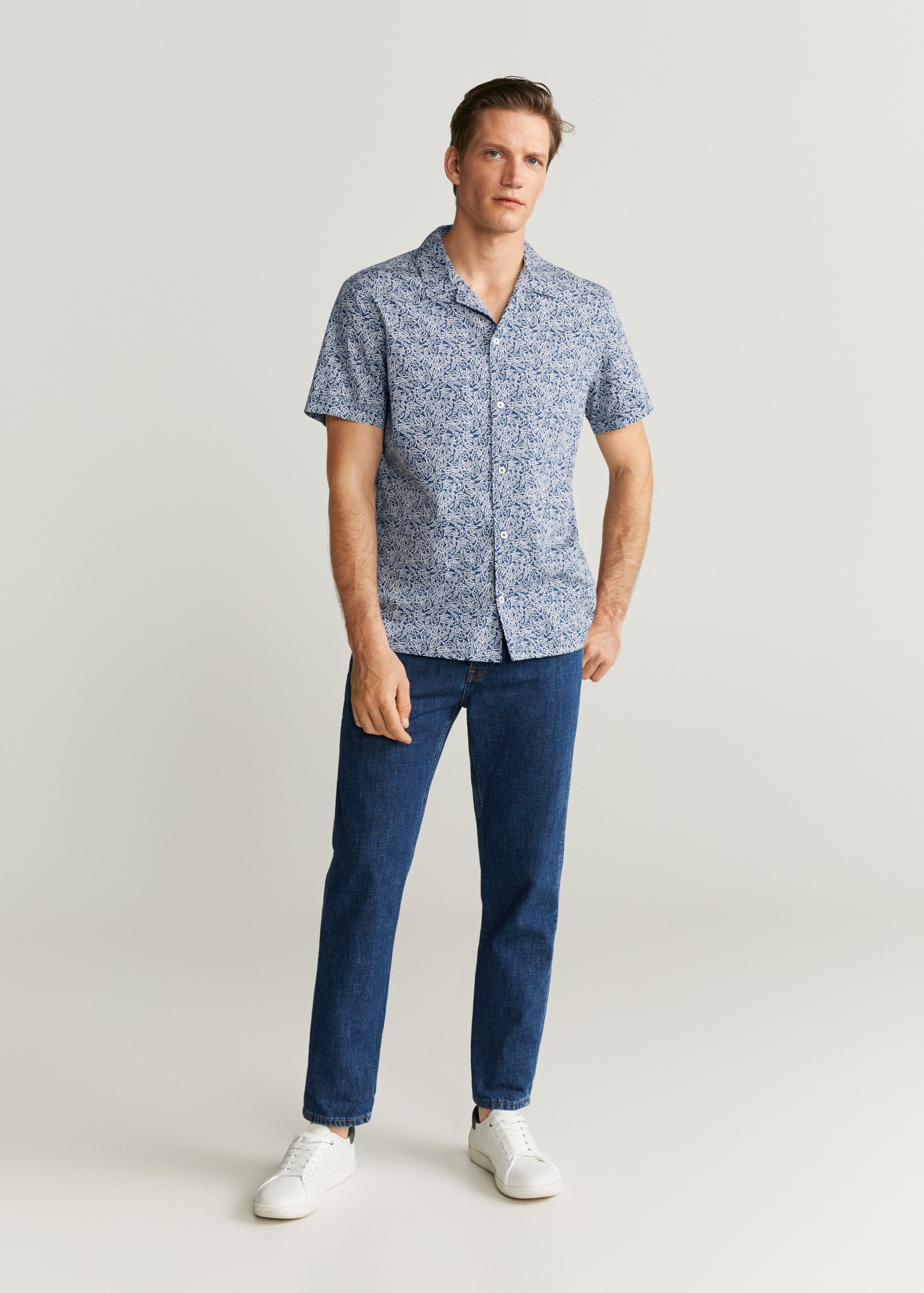 Camisa regular fit estampado hojas - Plano medio