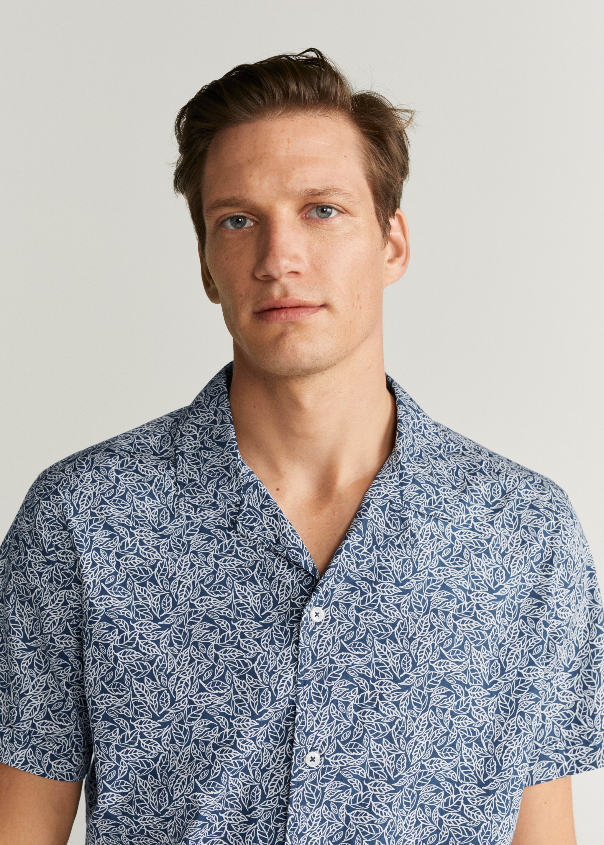 Camisa regular fit estampado hojas - Detalle del artículo 1