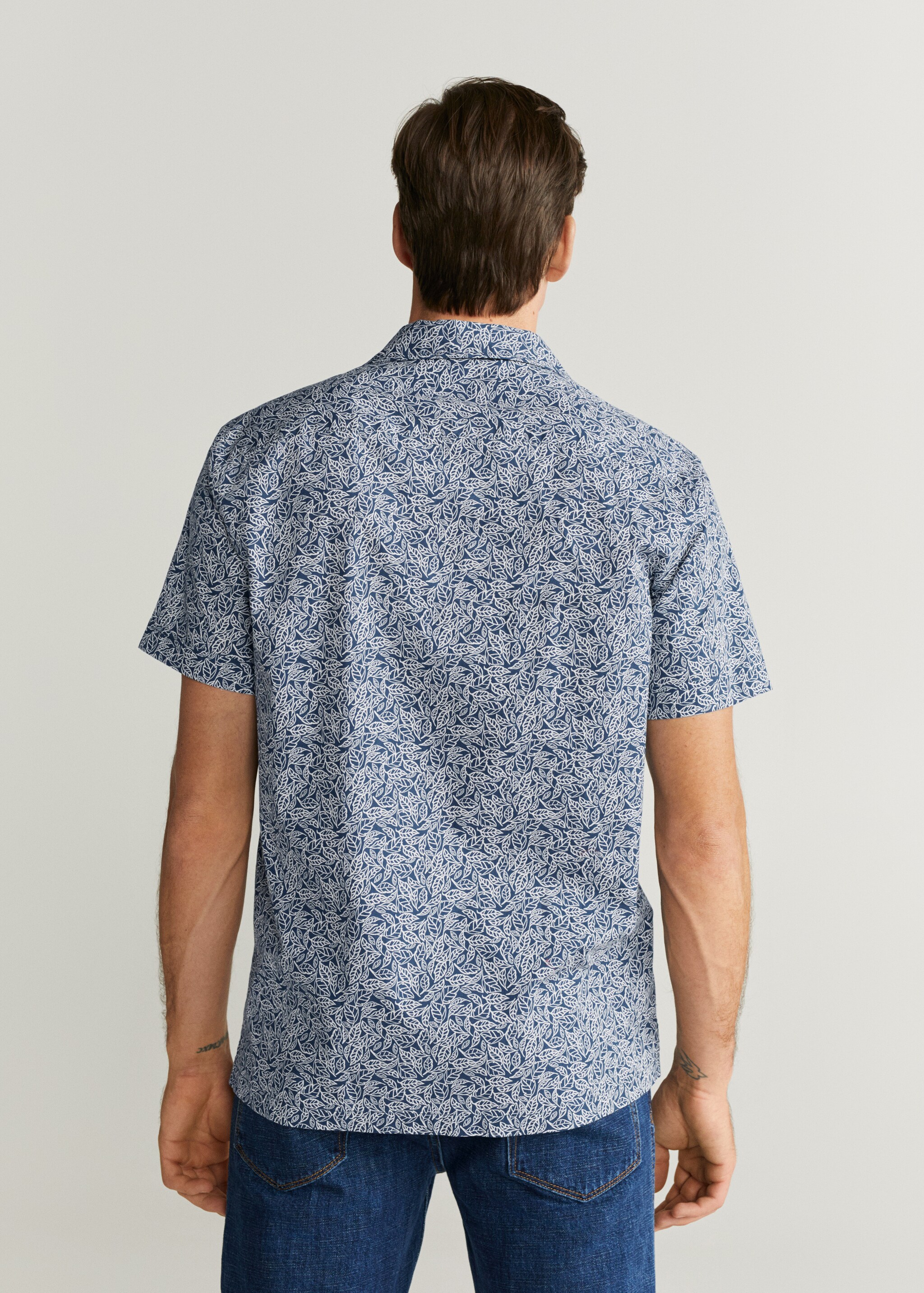 Camisa regular fit estampado hojas - Reverso del artículo