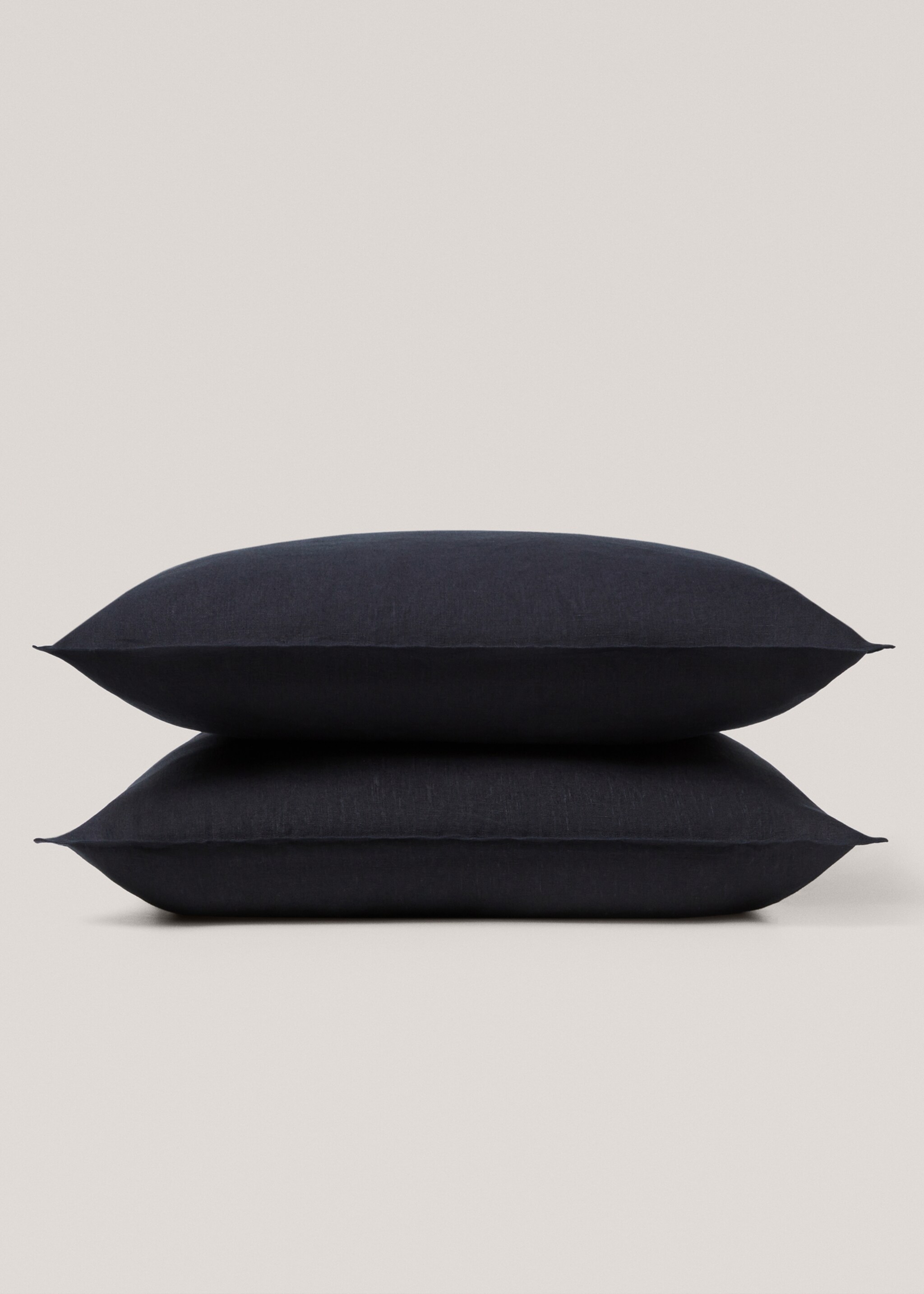 100% linen cushion cover 60x60cm - Details of the article 1, Dark Navy. Ref: 77136318-00.
