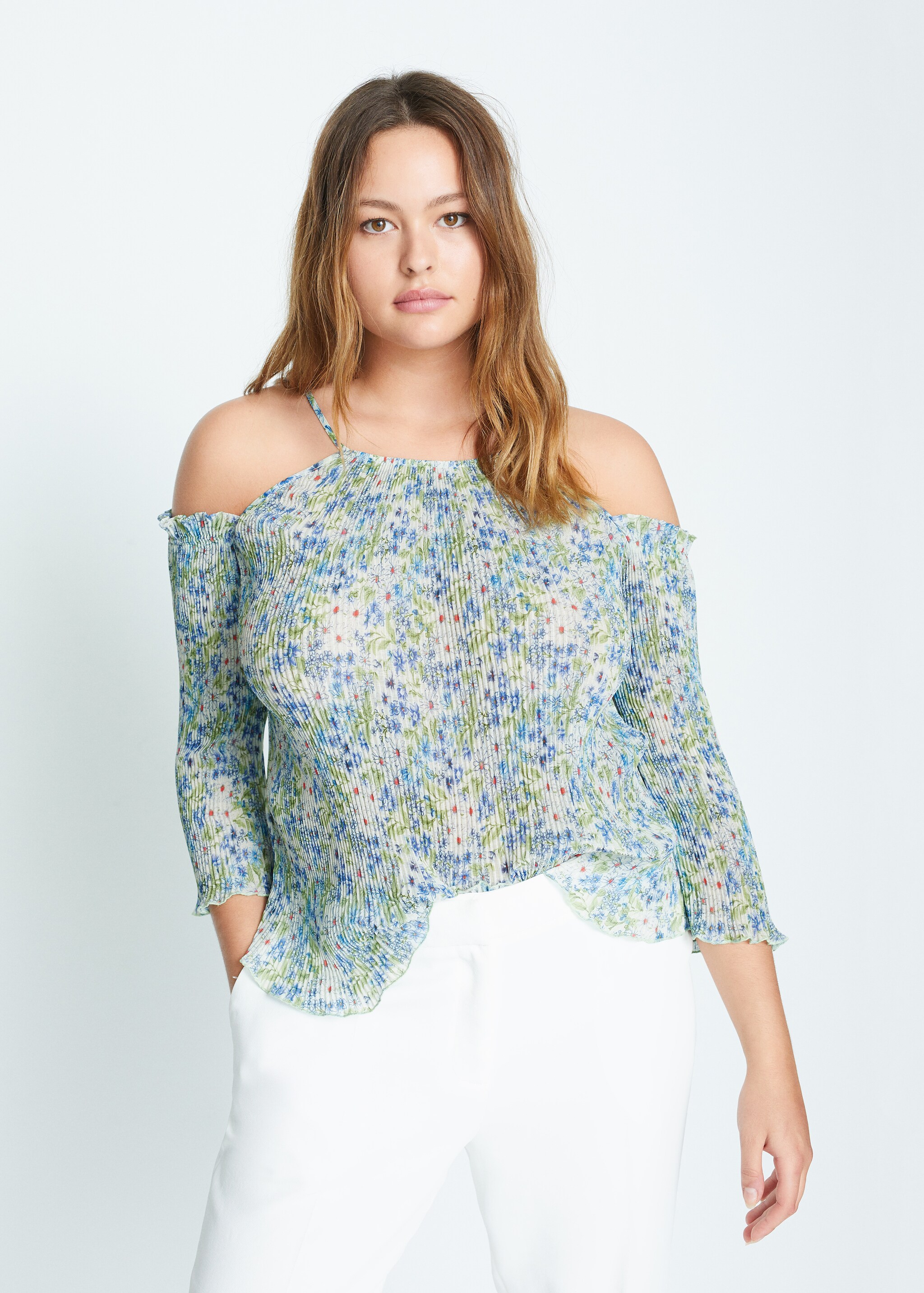 Blusa off-shoulder plisada - Plano medio