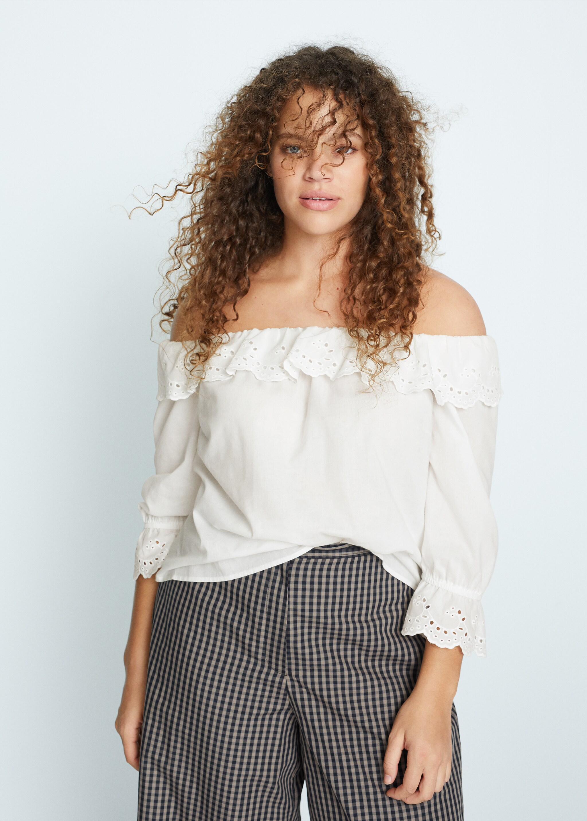 Blusa off-shoulder calada - Plano medio